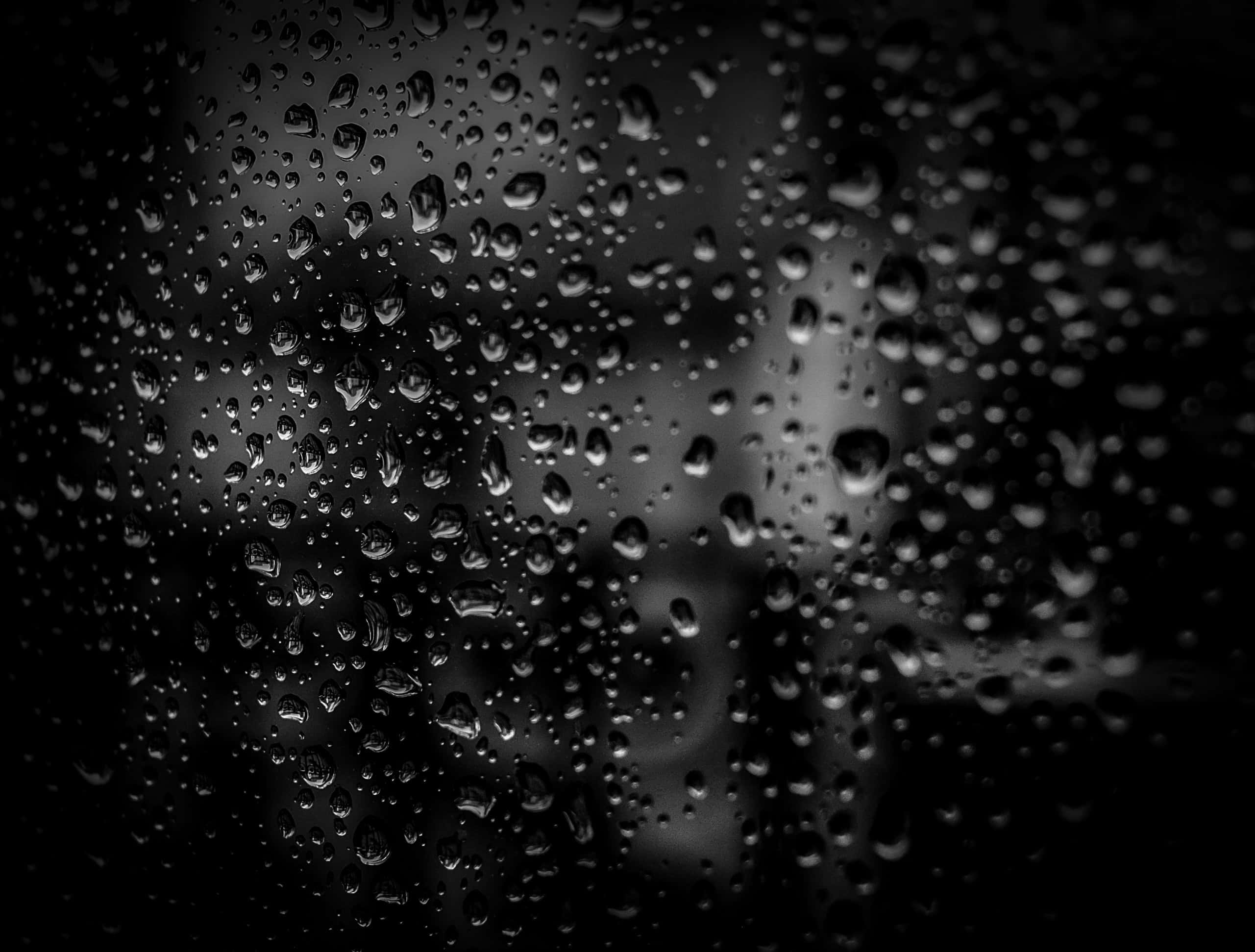 Plain Black Desktop 桌布 壁紙 — 黑白特寫雨滴依附在玻璃表面，背景模糊。
