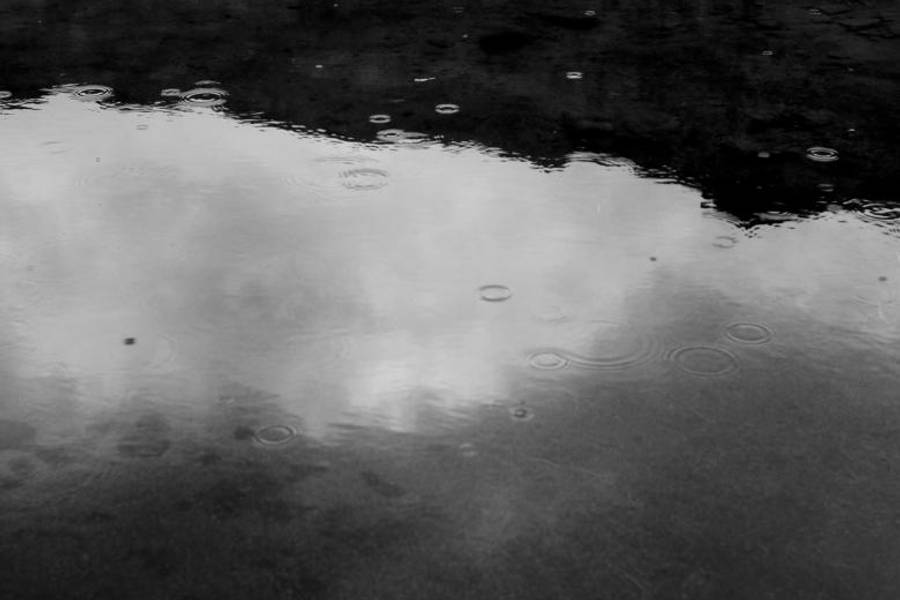Raining 桌布 壁紙 — 黑白特寫雨滴在倒映陰天天空的水坑上泛起漣漪。