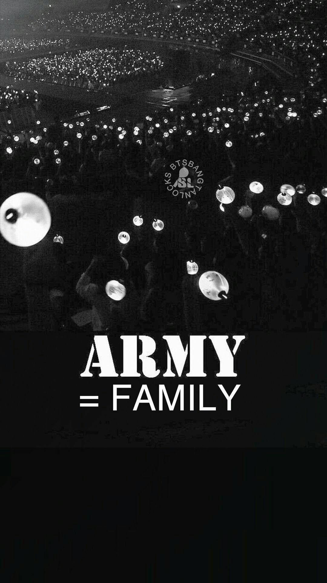 演唱會人群手持發光棒，文字army equals family