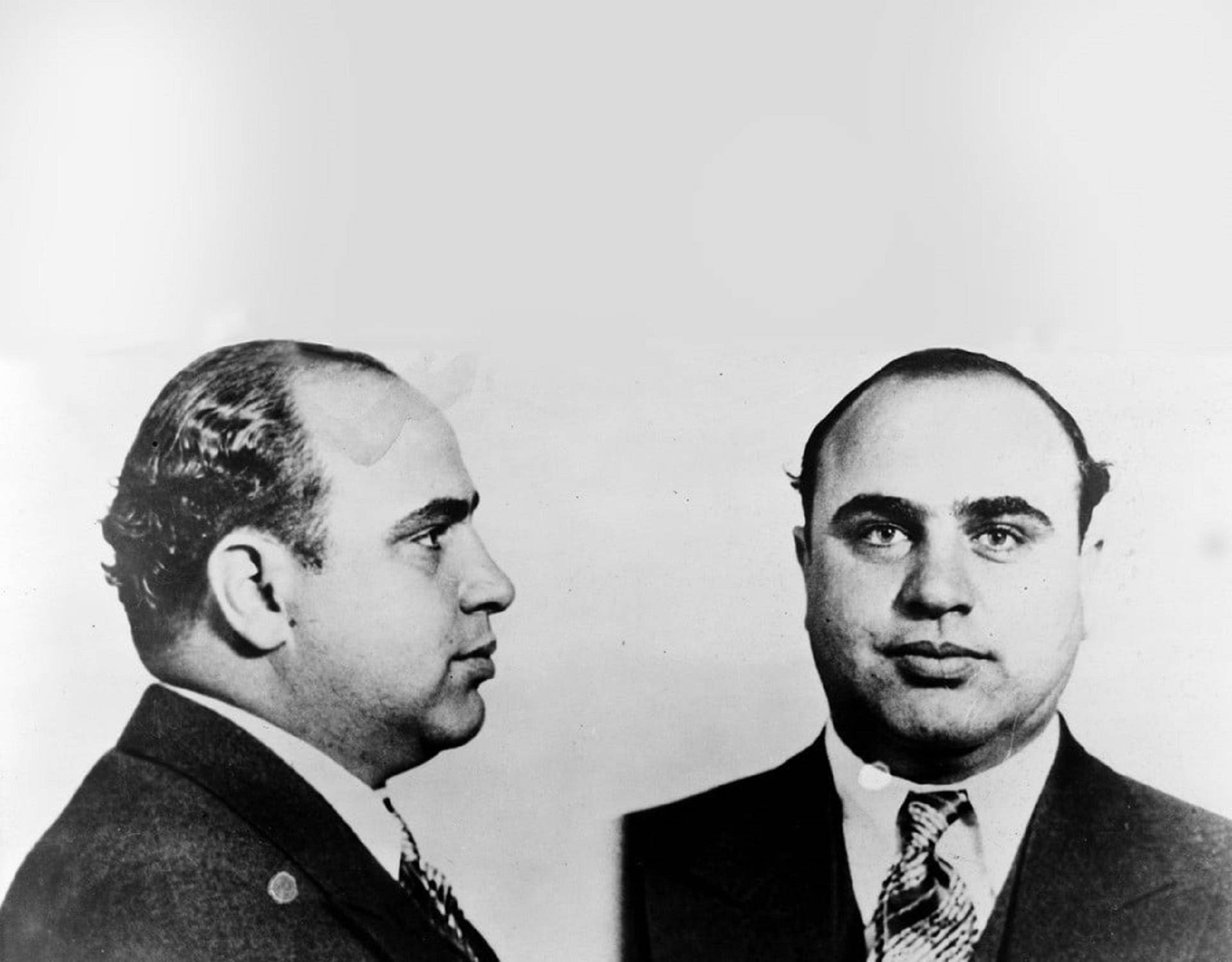Capone 桌布 壁紙 — 黑白證件照，兩名身穿西裝的男子面向相反方向，背景樸素。