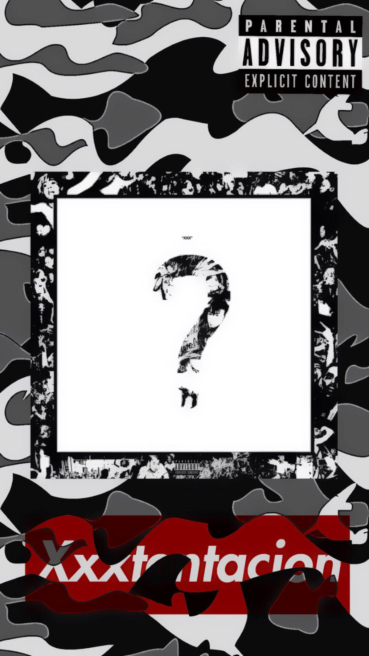 xxxtentacion 美學 桌布 壁紙 — 黑白迷彩壁紙，特色是帶框的問號拼貼、紅色 'xxxtentacion' 標誌和家長指引標籤。