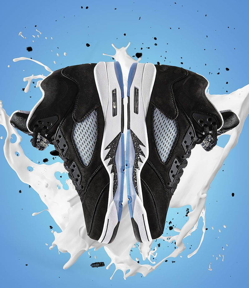 cool shoe 桌布 壁紙 — 黑白運動鞋在明亮的藍色背景上，爆發出動態的牛奶和黑色飛濺。