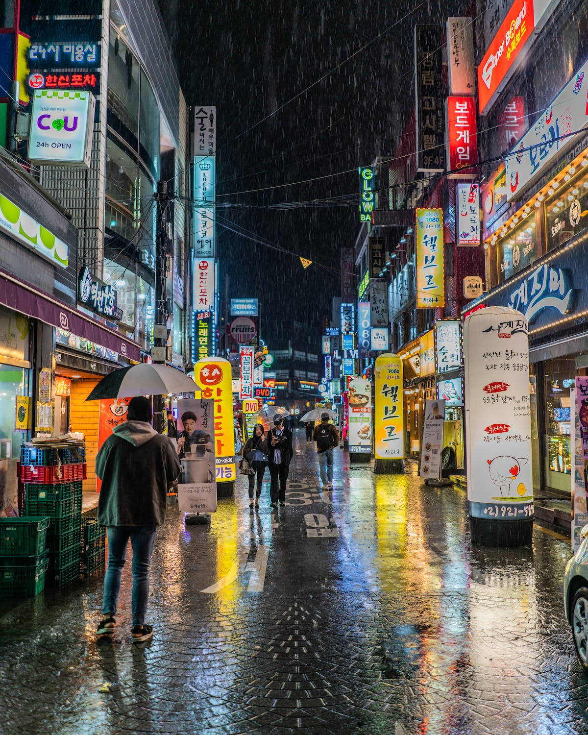 黑白傘夜色城市 — 夜景城市 壁紙