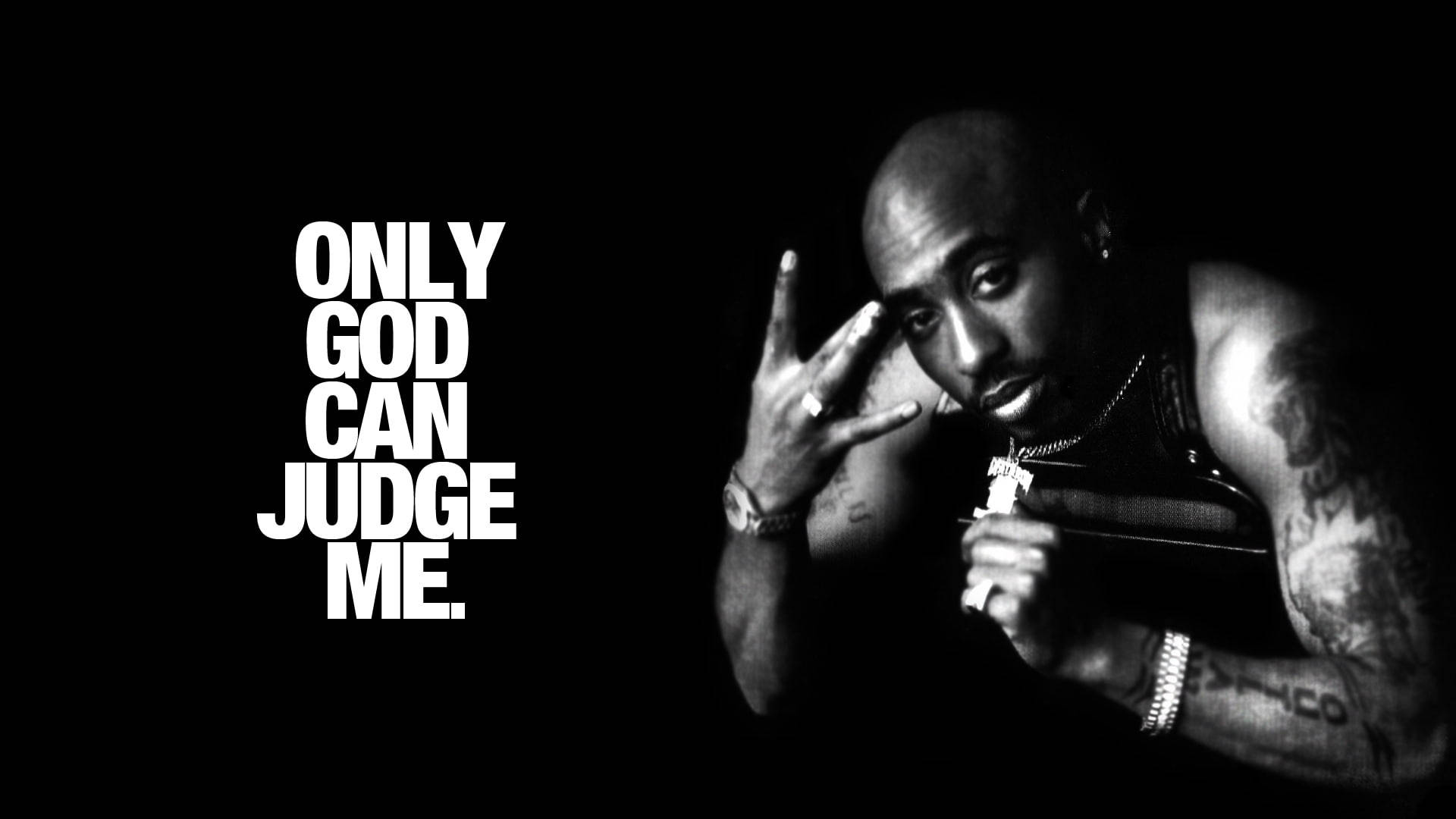 tupac 桌布 壁紙 — 黑白風格的Tupac Shakur擺出和平手勢，戴著十字架項鍊，背景深色，帶有粗體文字。