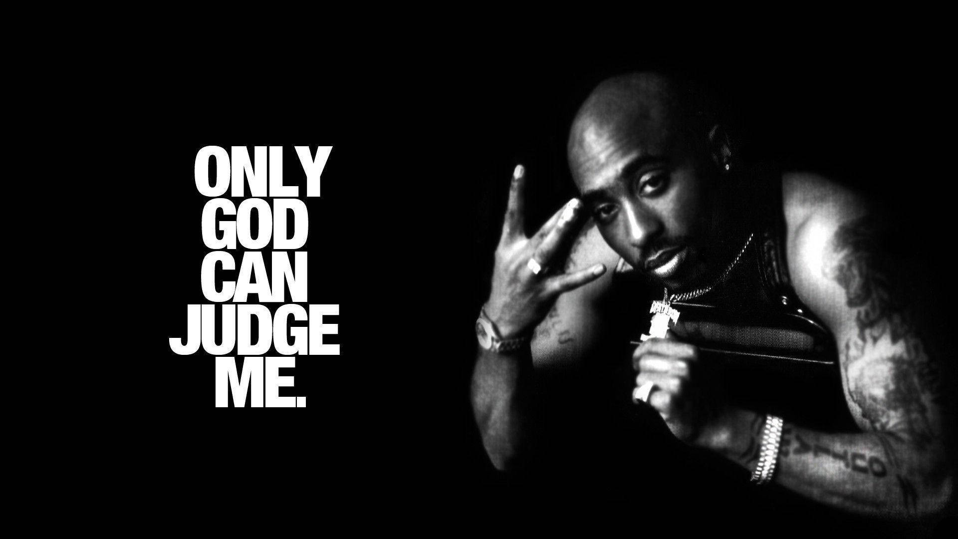 Tupac Shakur持槍，文字寫著只有上帝能審判我。