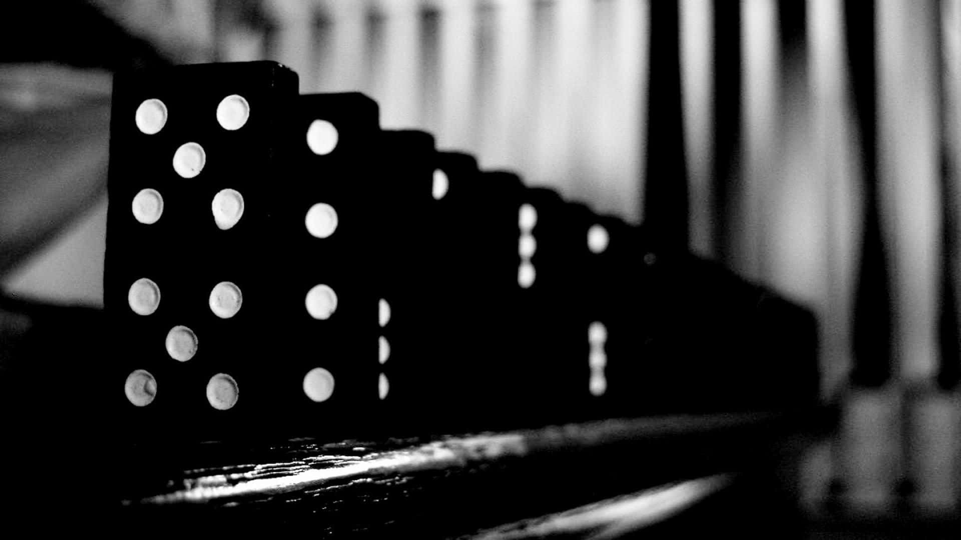 Domino 桌布 壁紙 — 黑白骨牌以對角線排列的淺景深特寫。