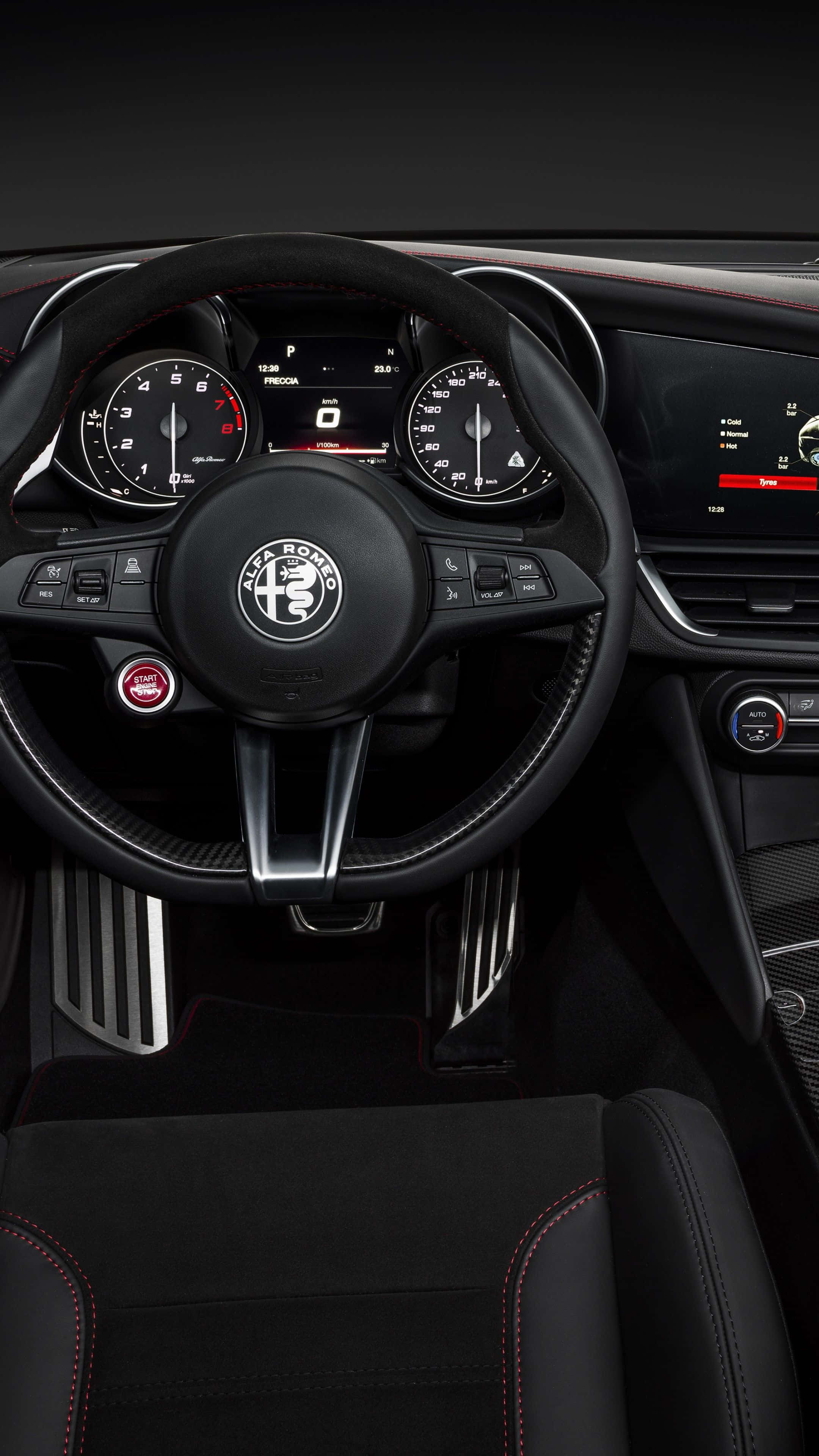 愛快羅密歐 桌布 壁紙 — 黑色 Alfa Romeo 汽車內飾特寫，帶有紅色縫線和數位儀表板。