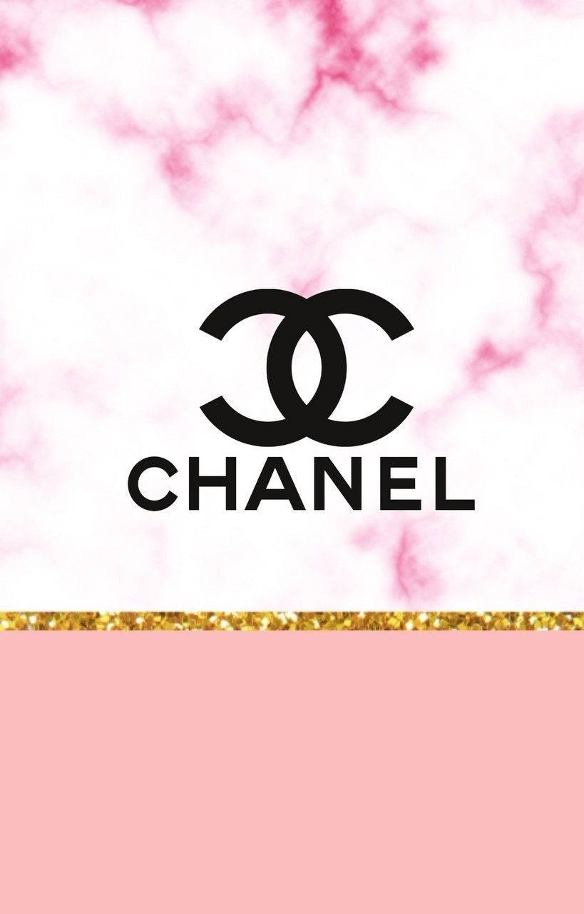 Pink Chanel Logo 桌布 壁紙 — 黑色 Chanel 標誌置中於粉紅色大理石背景上，帶有金色閃粉邊框。