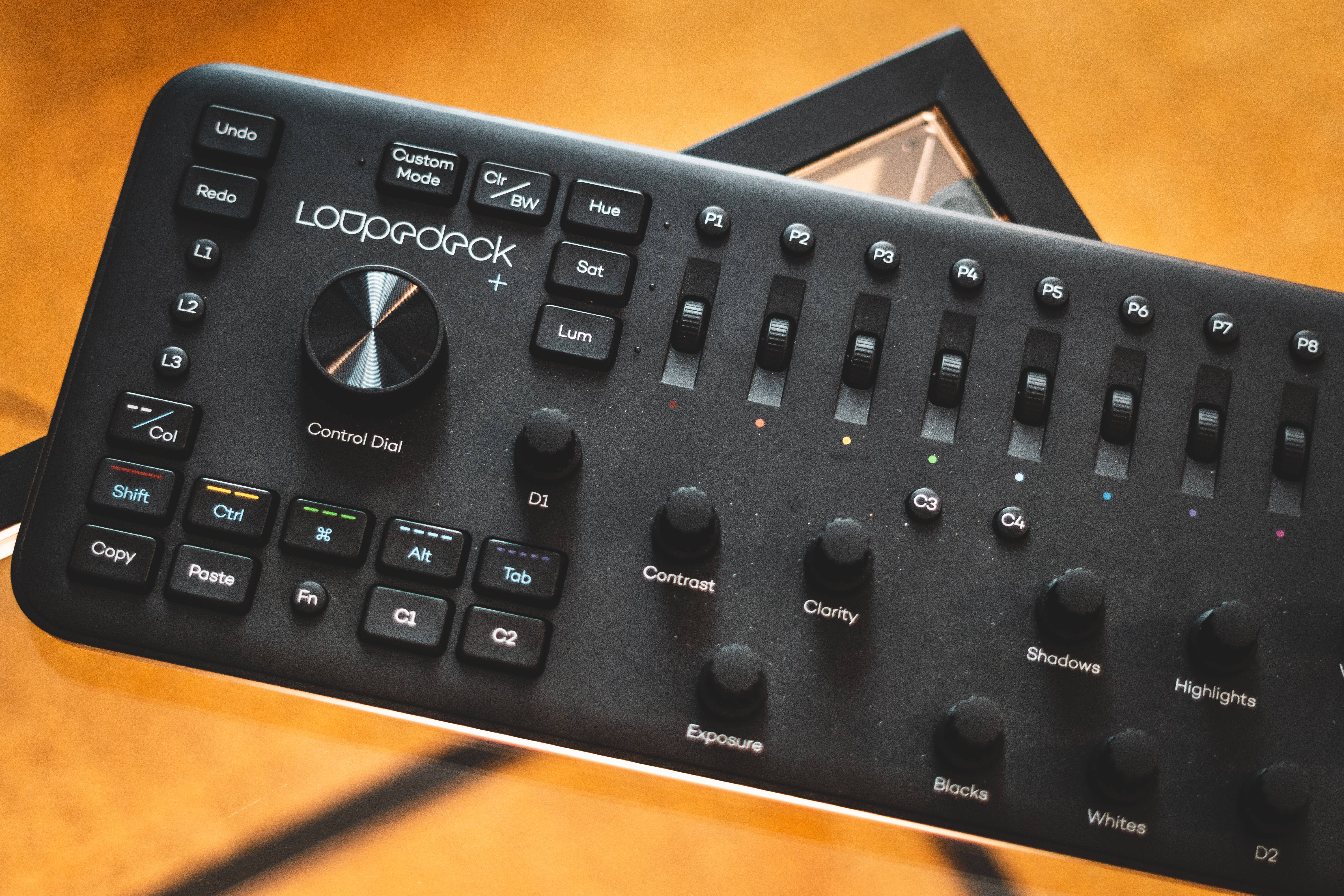 Editing 桌布 壁紙 — 黑色 LoopGrook+ 音樂製作控制器特寫，置於溫暖木質表面上，光線柔和。