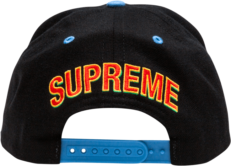 supreme 桌布 壁紙 — 黑色 snapback 帽，帶有鮮紅色刺繡的 'SUPREME' 標誌，以綠色和黃色勾勒輪廓，襯托在純黑背景上。