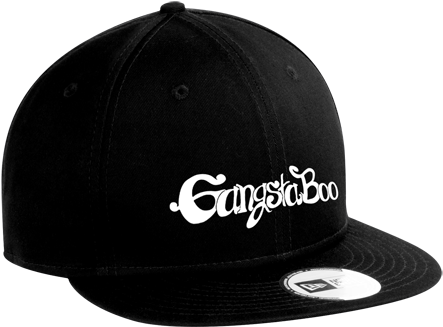 黑幫動圖 桌布 壁紙 — 黑色 snapback 帽，帽檐上有白色草書 'Gangsta Boo' 文字和 New Era 標誌，背景為 stark 黑色。