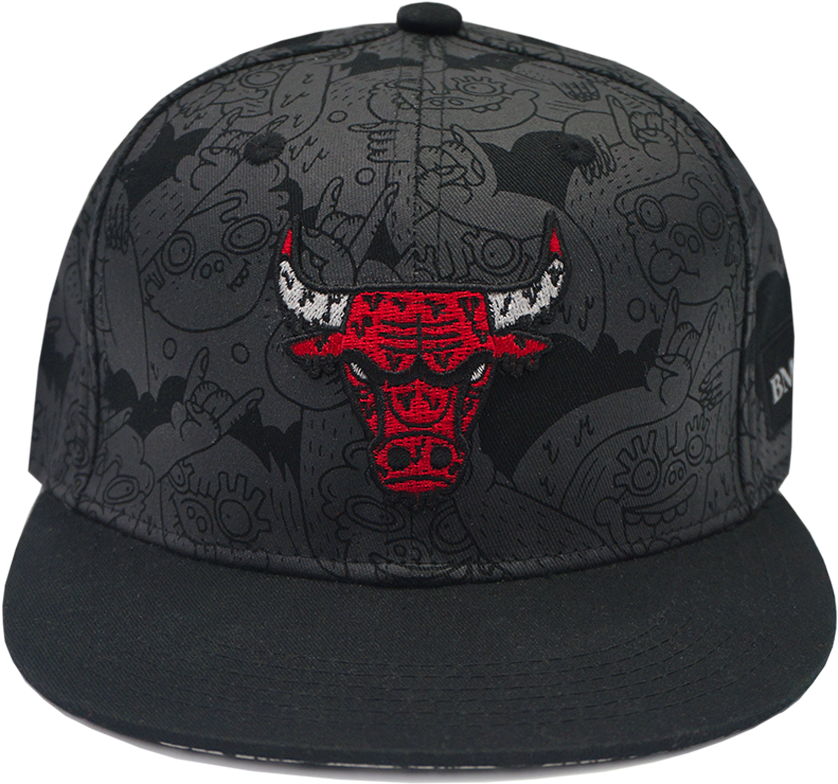 芝加哥公牛 桌布 壁紙 — 黑色 snapback 帽上有一個大膽的紅色刺繡公牛標誌，周圍環繞著灰色塗鴉風格的塗鴉。