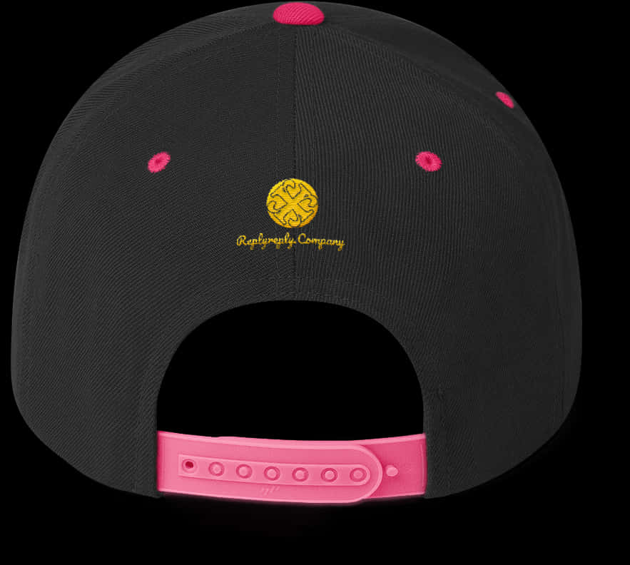 豹紋 桌布 壁紙 — 黑色 snapback 帽的背面視圖，帶有粉紅色點綴和黃色刺繡標誌，背景為深色。