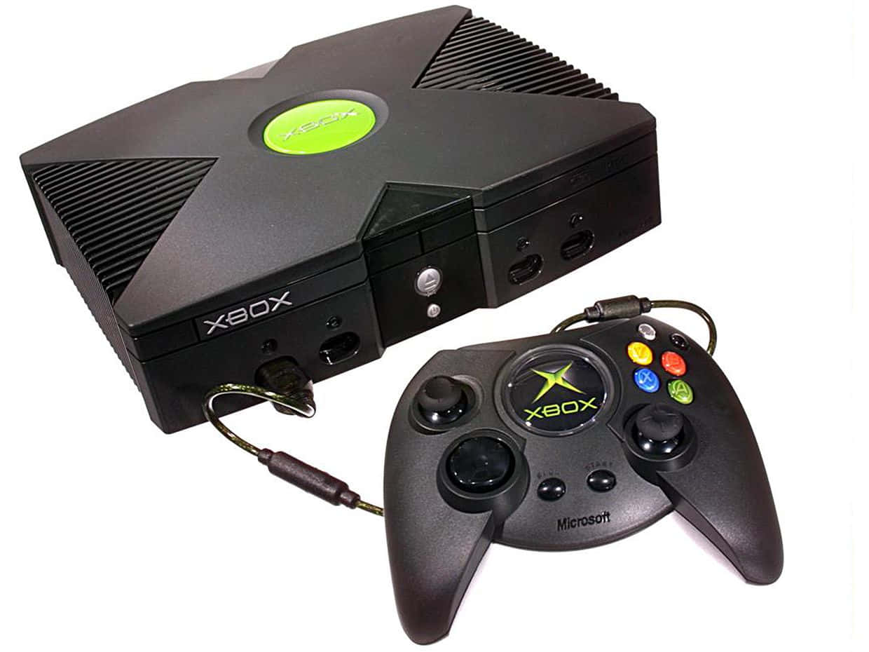 Xbox 桌布 壁紙 — 黑色 Xbox 主機，帶有發光綠色標誌和匹配的控制器，背景為白色。