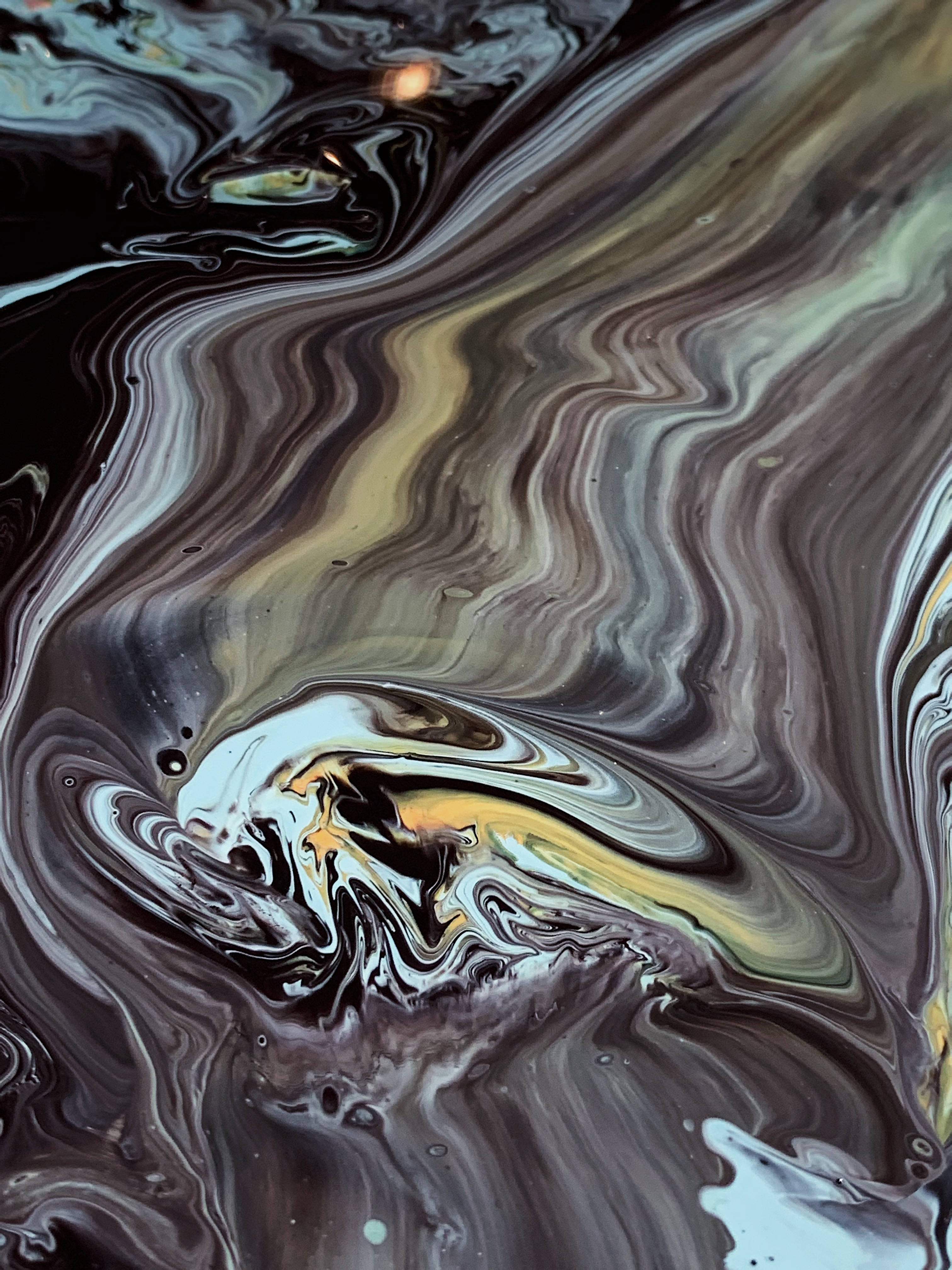 Painting 桌布 壁紙 — 黑色、灰色、白色和金色顏料以有機圖案流動的迷人抽象漩渦。