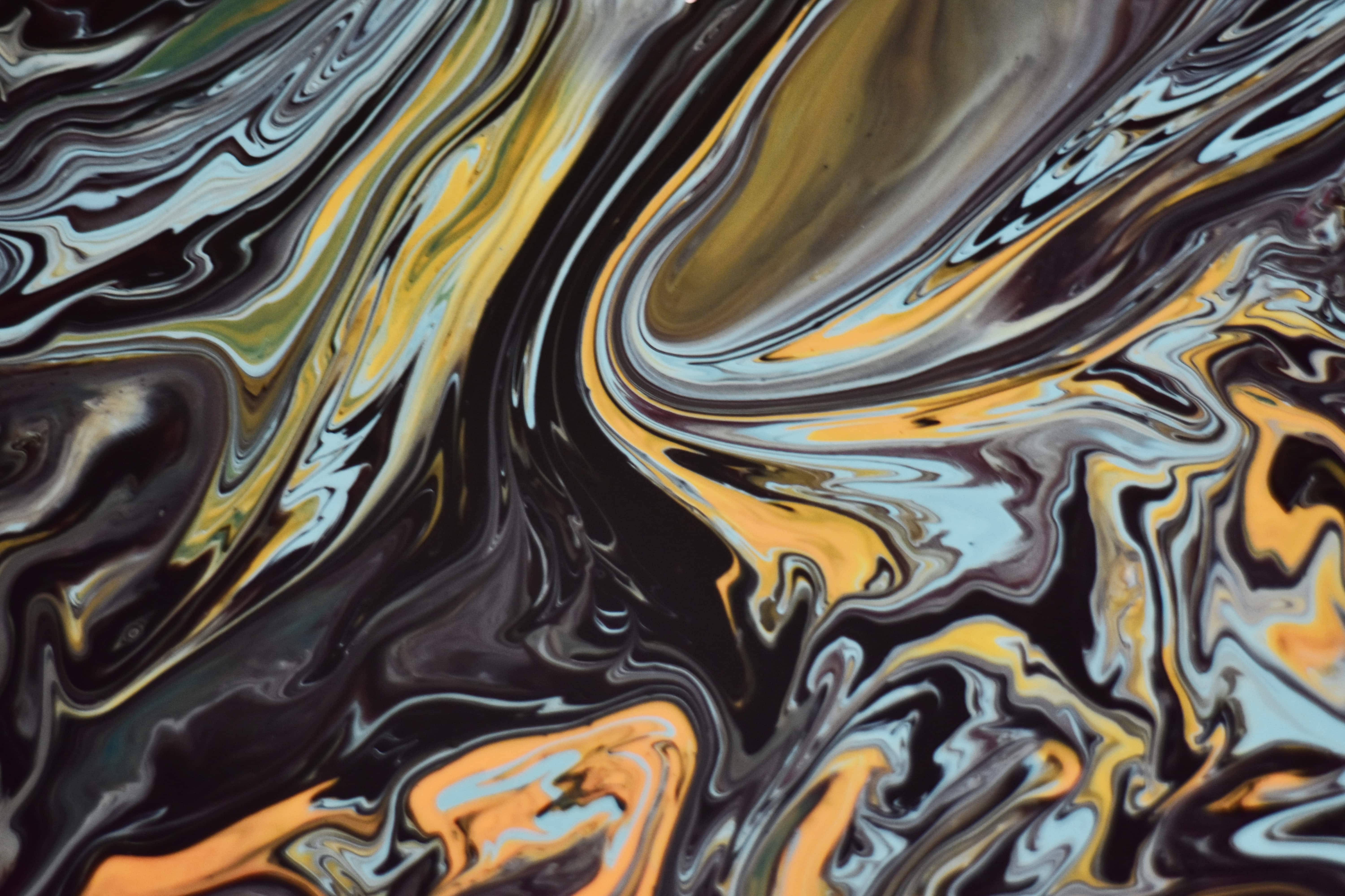 Painting 桌布 壁紙 — 黑色、金色、銀色和藍綠色的油漆形成充滿活力的漩渦抽象圖案，營造出流暢的動態運動。