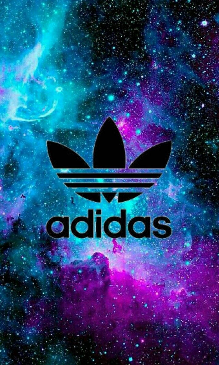 愛迪達 桌布 壁紙 — 黑色Adidas標誌居中於充滿活力的宇宙星雲，帶有漩渦狀青綠色、紫色和星場背景。
