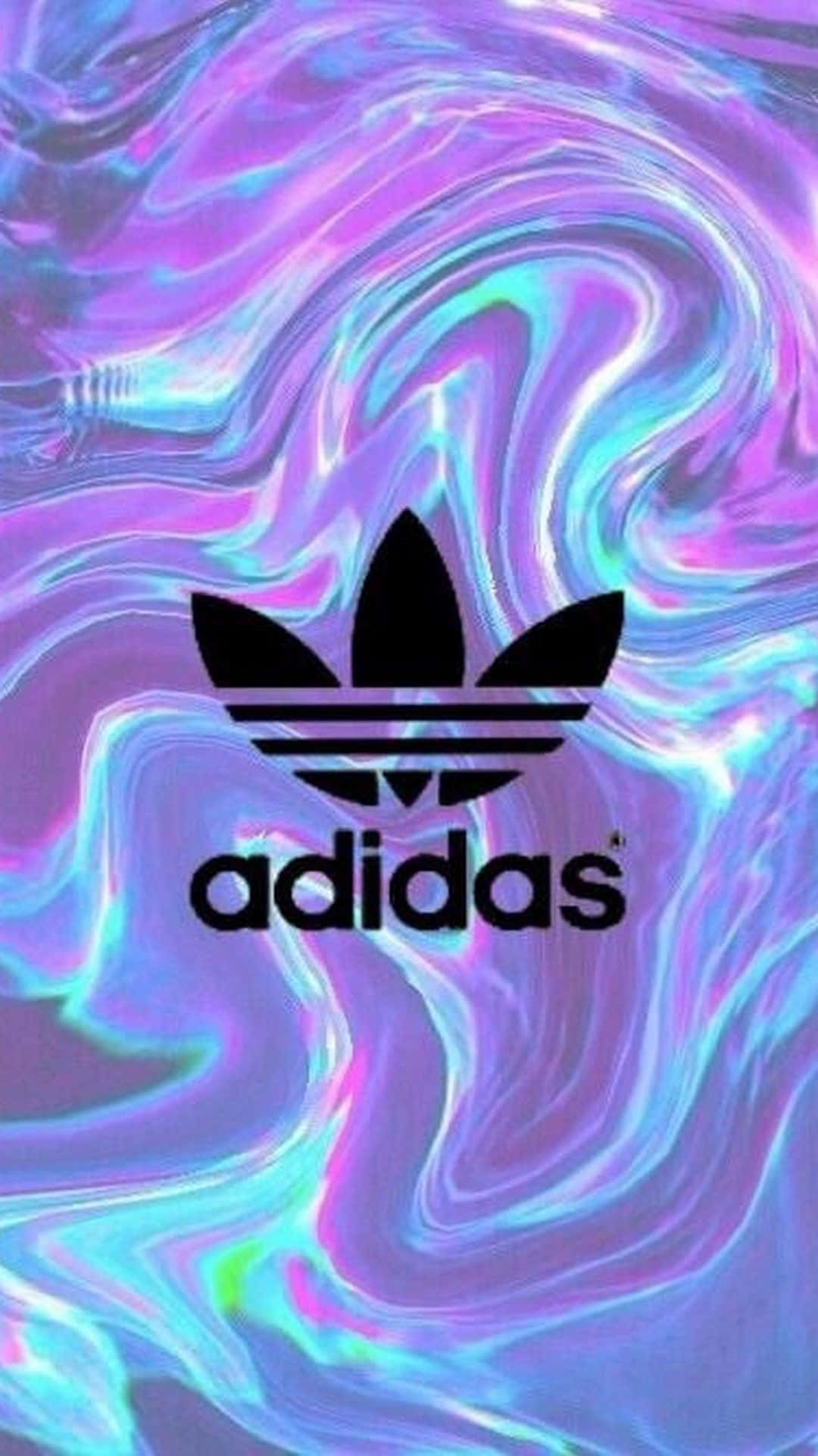 愛迪達 桌布 壁紙 — 黑色Adidas標誌居中於旋轉虹彩紫色和青色液體背景上。