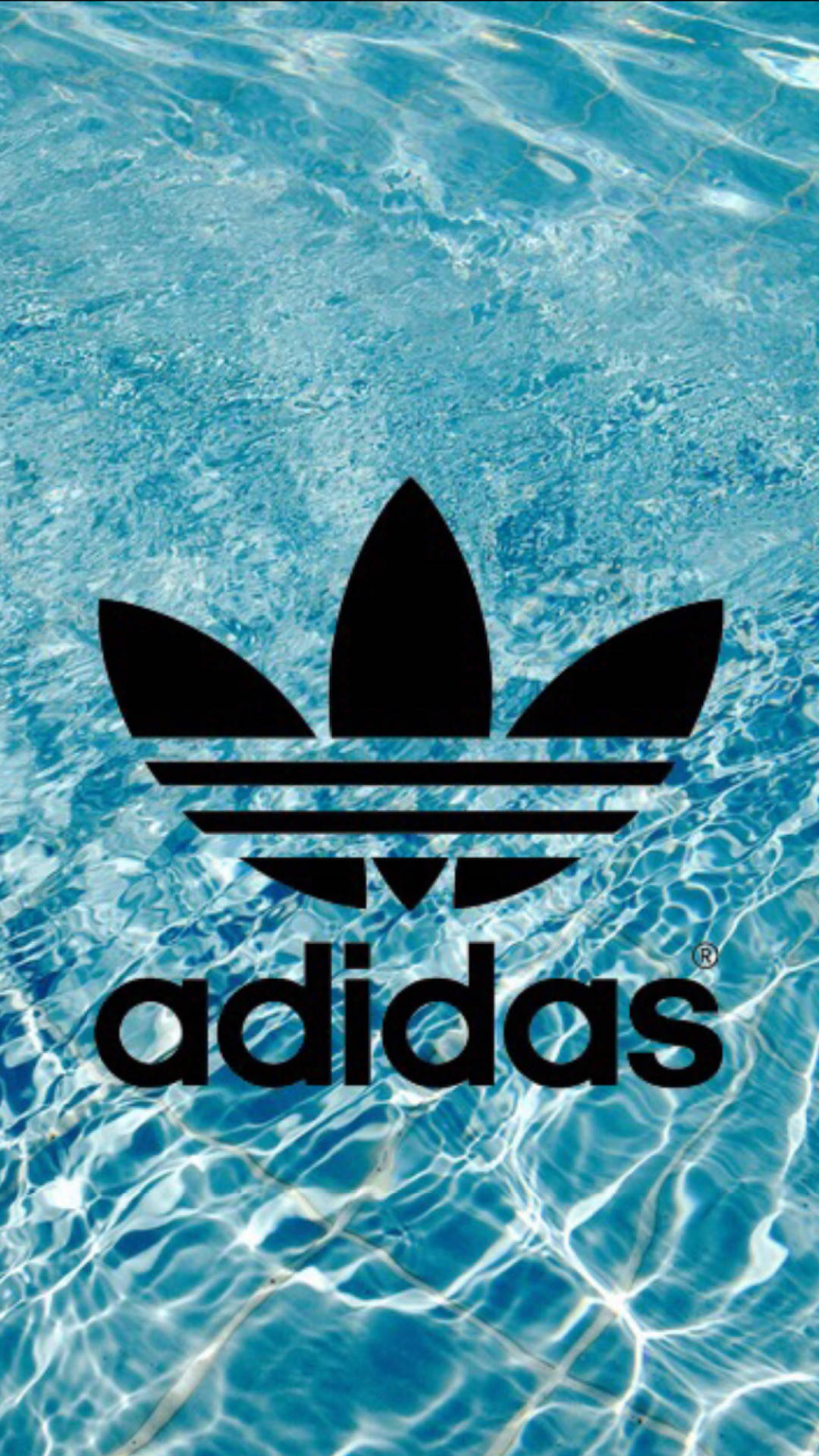 Vans 桌布 壁紙 — 黑色Adidas標誌漂浮在波光粼粼的碧綠泳池水上，帶有陽光反射。
