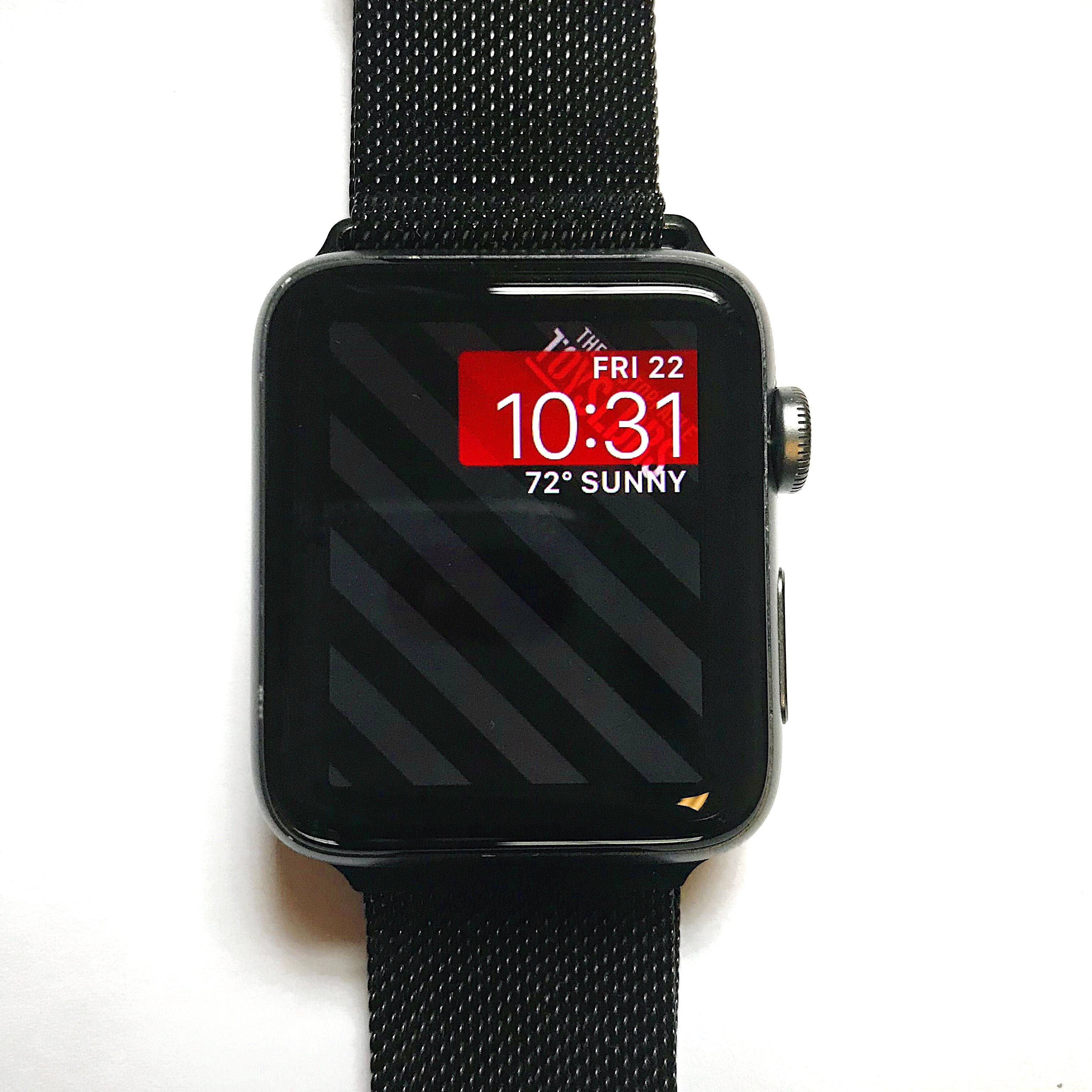 Apple Watch 動態 桌布 壁紙 — 黑色Apple Watch搭配網狀錶帶，在陽光明媚、72度的天氣下顯示紅色數字時鐘，時間為10:31。