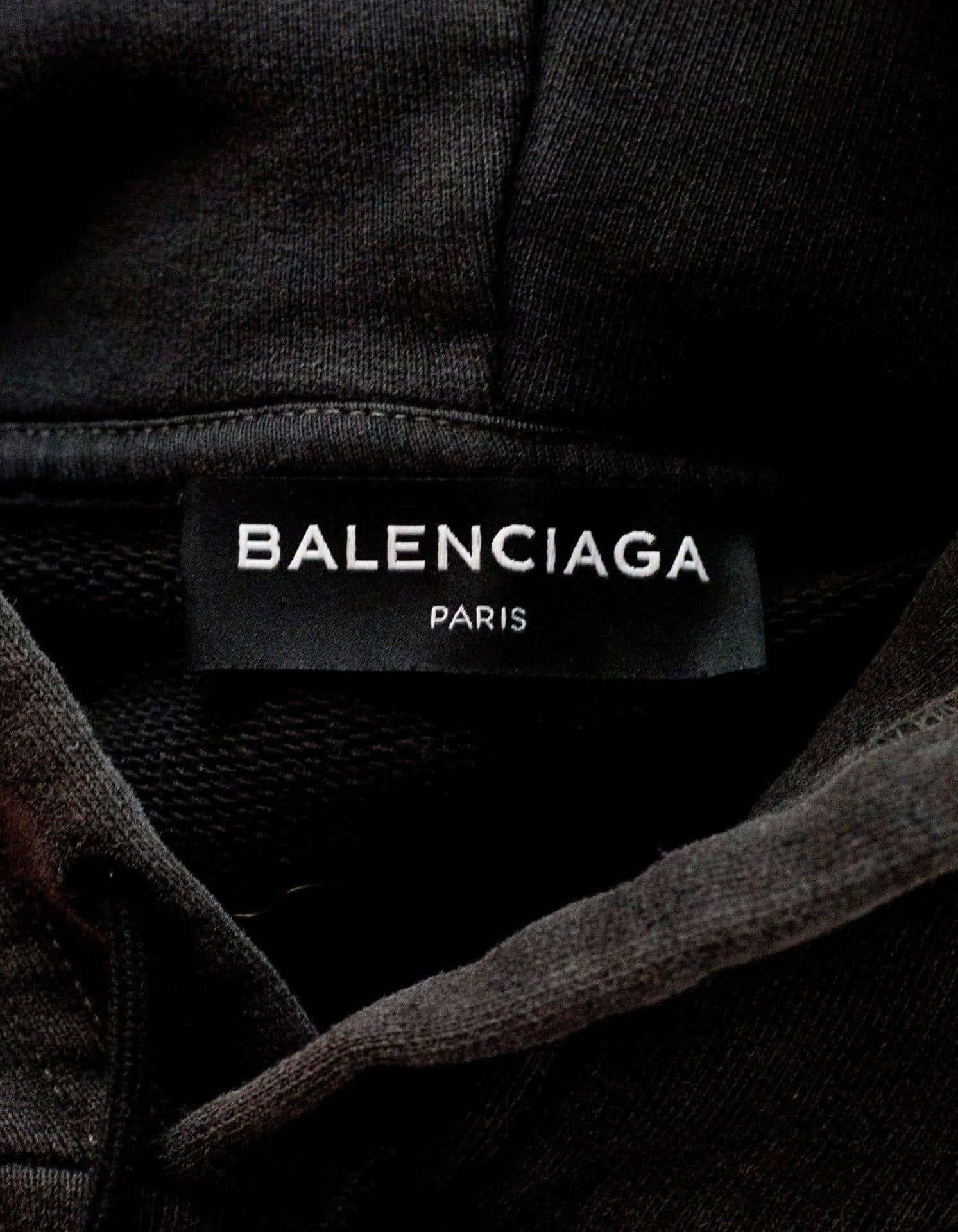 巴黎世家 桌布 壁紙 — 黑色Balenciaga Paris標籤近距離特寫，縫在深色紋理布料上，白色字體清晰。