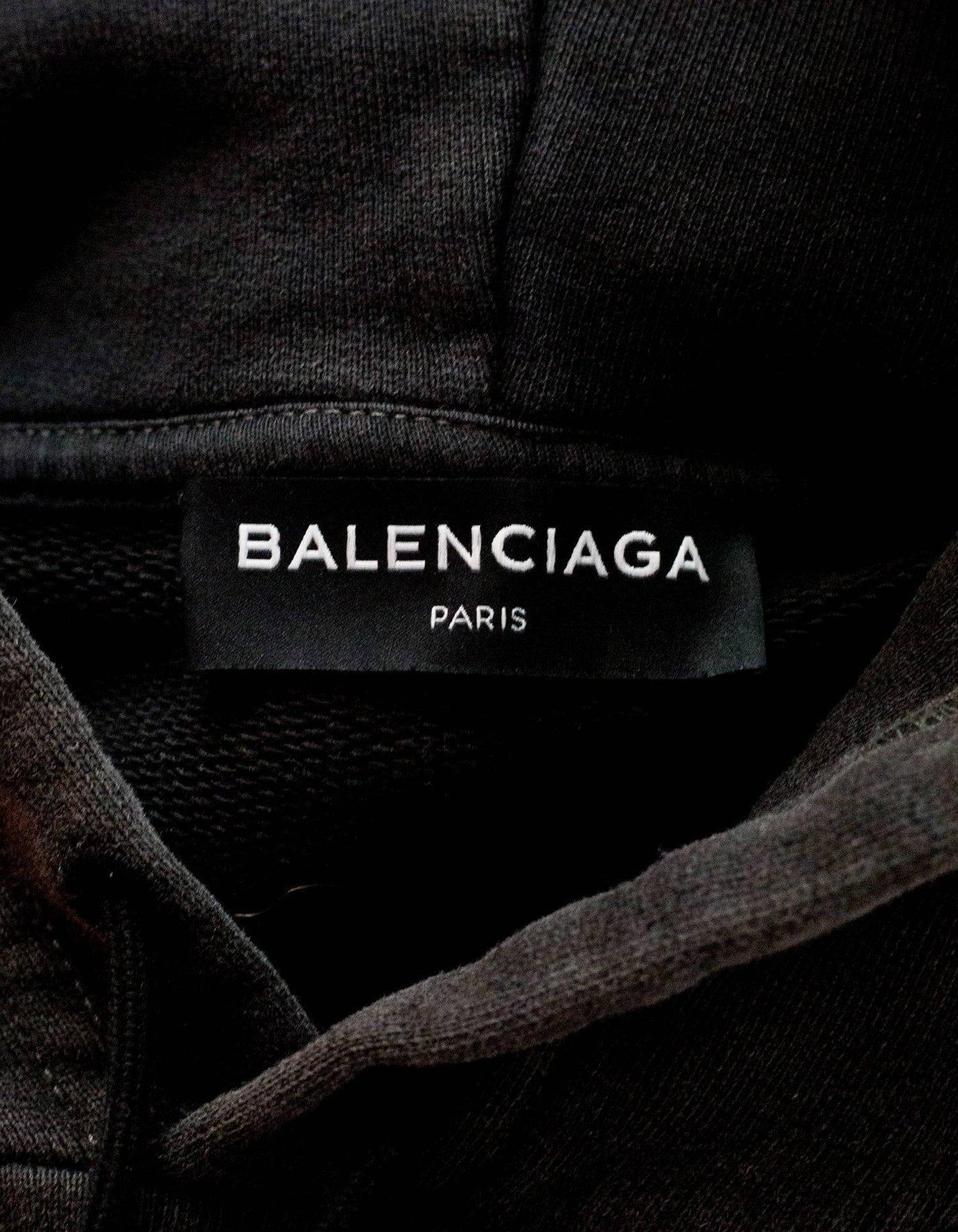 Balenciaga 桌布 壁紙 — 黑色Balenciaga Paris標籤近距離特寫，縫在深色紋理布料上，白色字體清晰。