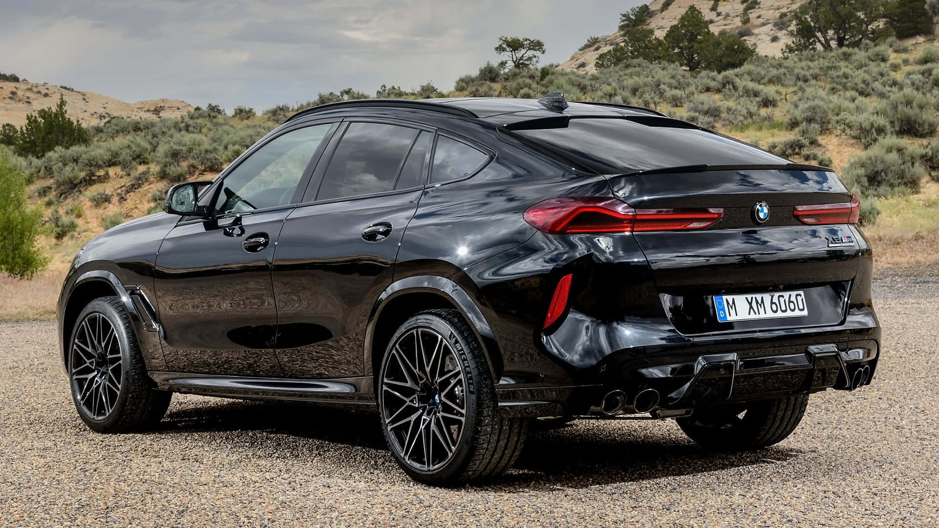 黑色BMW X6的車尾 壁紙
