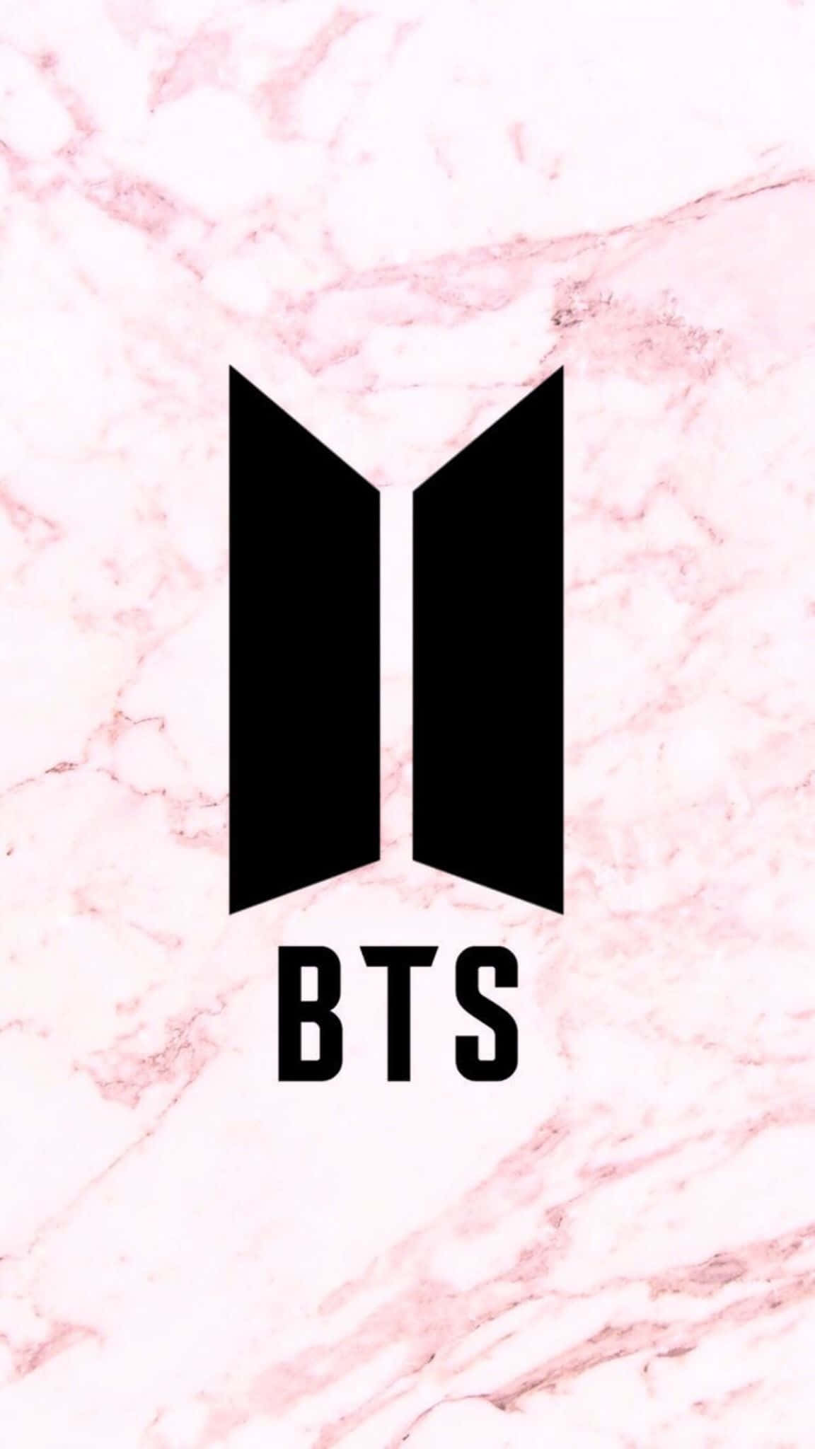 Bts Icon 桌布 壁紙 — 黑色BTS標誌和文字居中於帶有白色紋理的柔和粉紅色大理石背景上。