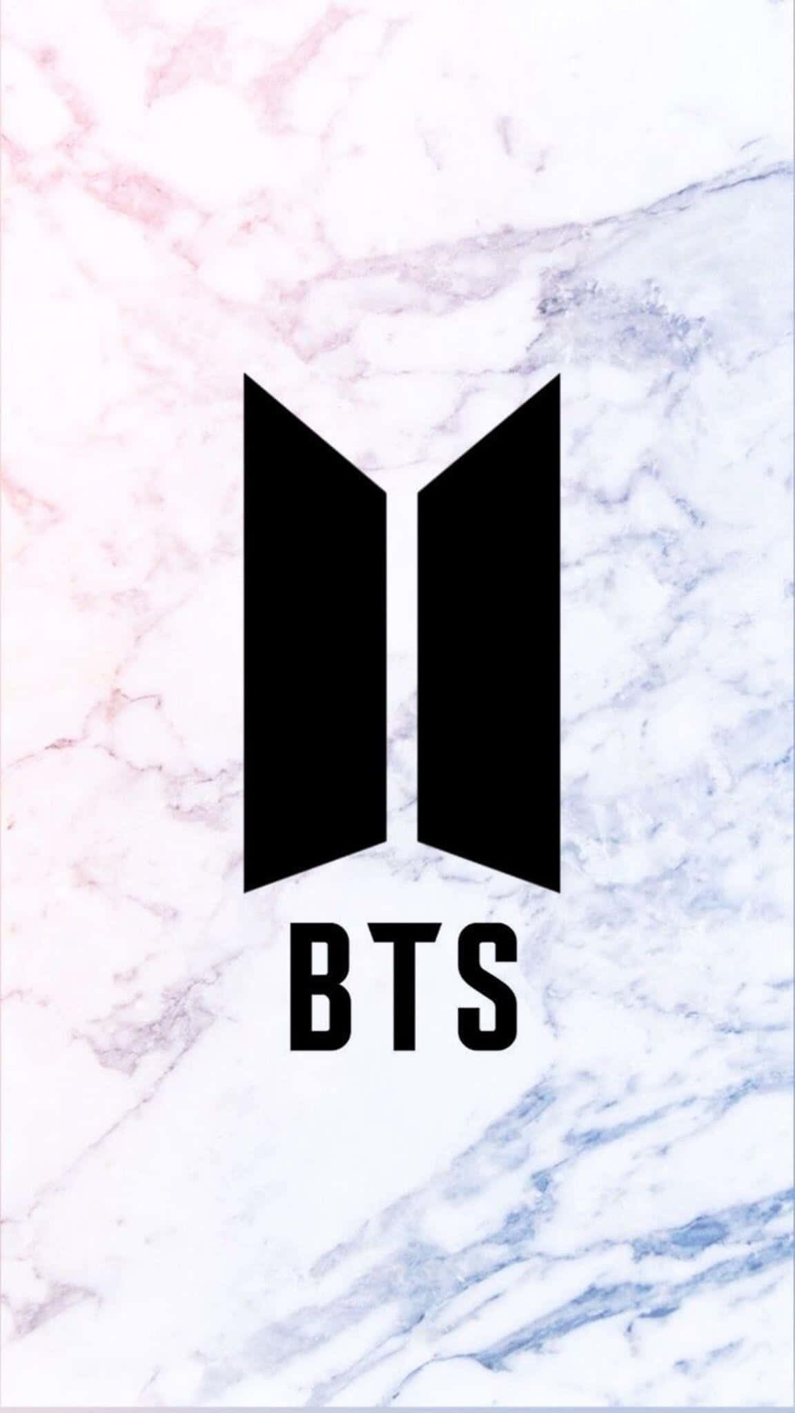 Bts Icon 桌布 壁紙 — 黑色BTS標誌居中於粉紅、藍色和白色大理石背景上。