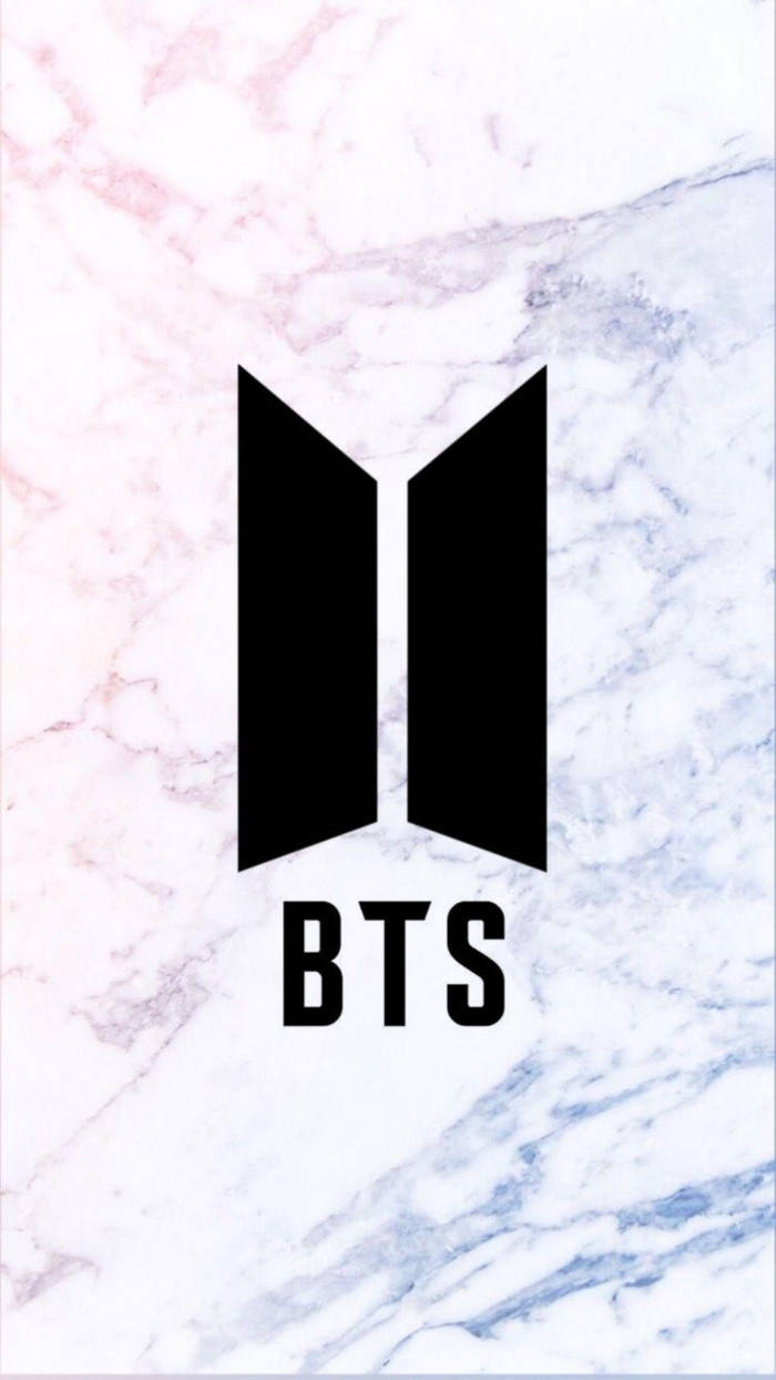 BTS 桌布 壁紙 — 黑色BTS標誌居中於粉紅和藍色大理石背景上，帶有白色紋理。