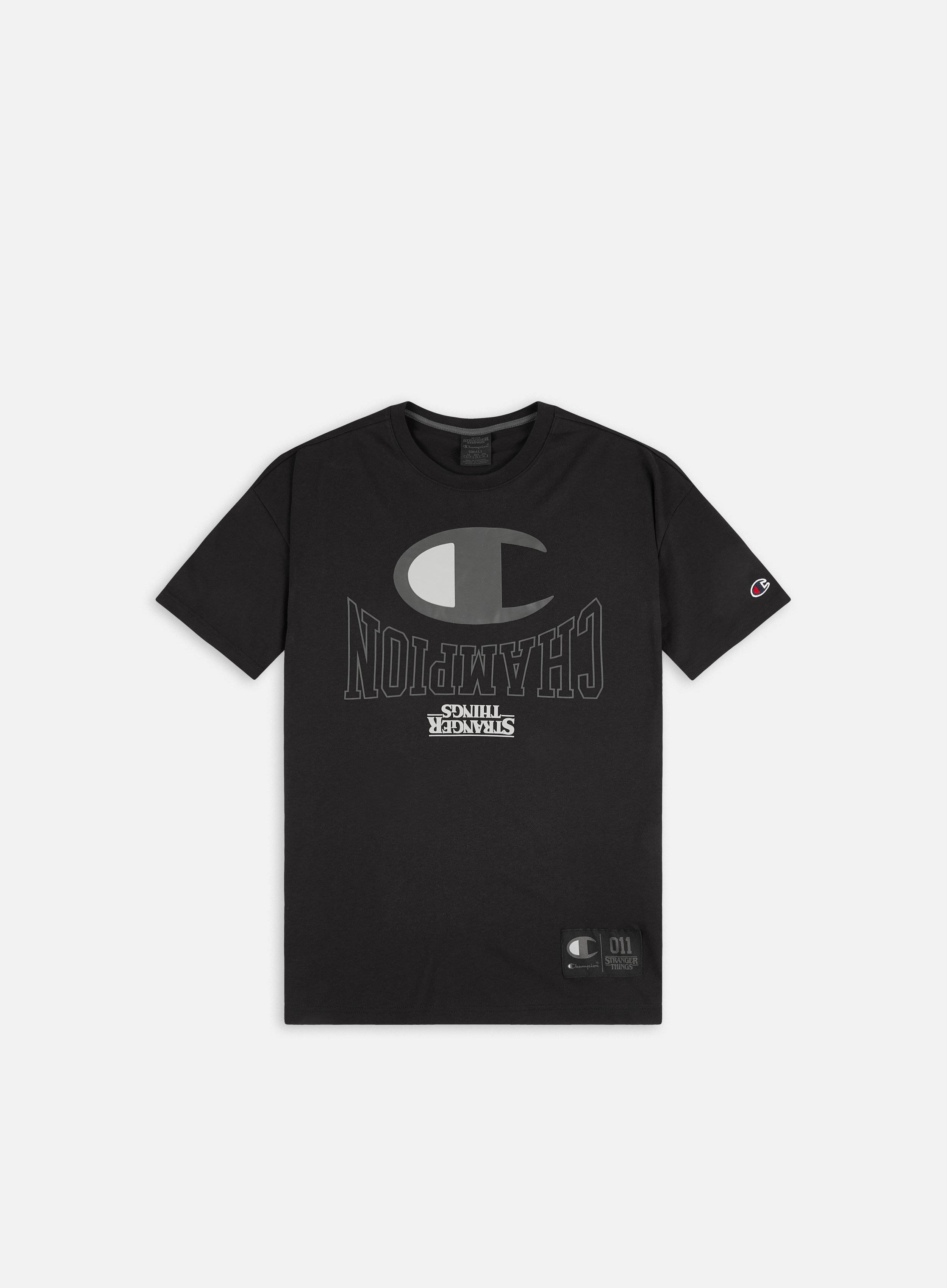 Champion 桌布 壁紙 — 黑色Champion T恤，帶灰色標誌和'Stranger Things'文字，平放在純色背景上。