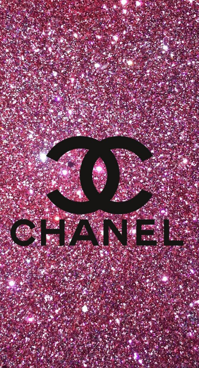 Chanel 桌布 壁紙 — 黑色Chanel標誌在閃閃發光的粉紅色亮粉背景上脫穎而出。