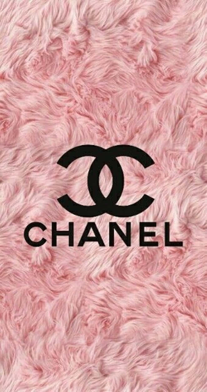 Chanel Aesthetic 桌布 壁紙 — 黑色Chanel標誌居中在柔軟蓬鬆的粉紅色紋理背景上。