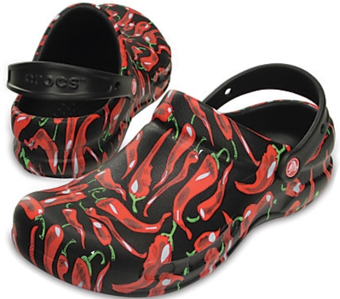 Crocs 桌布 壁紙 — 黑色Crocs木屐覆蓋著鮮豔的紅辣椒圖案和綠色莖部。