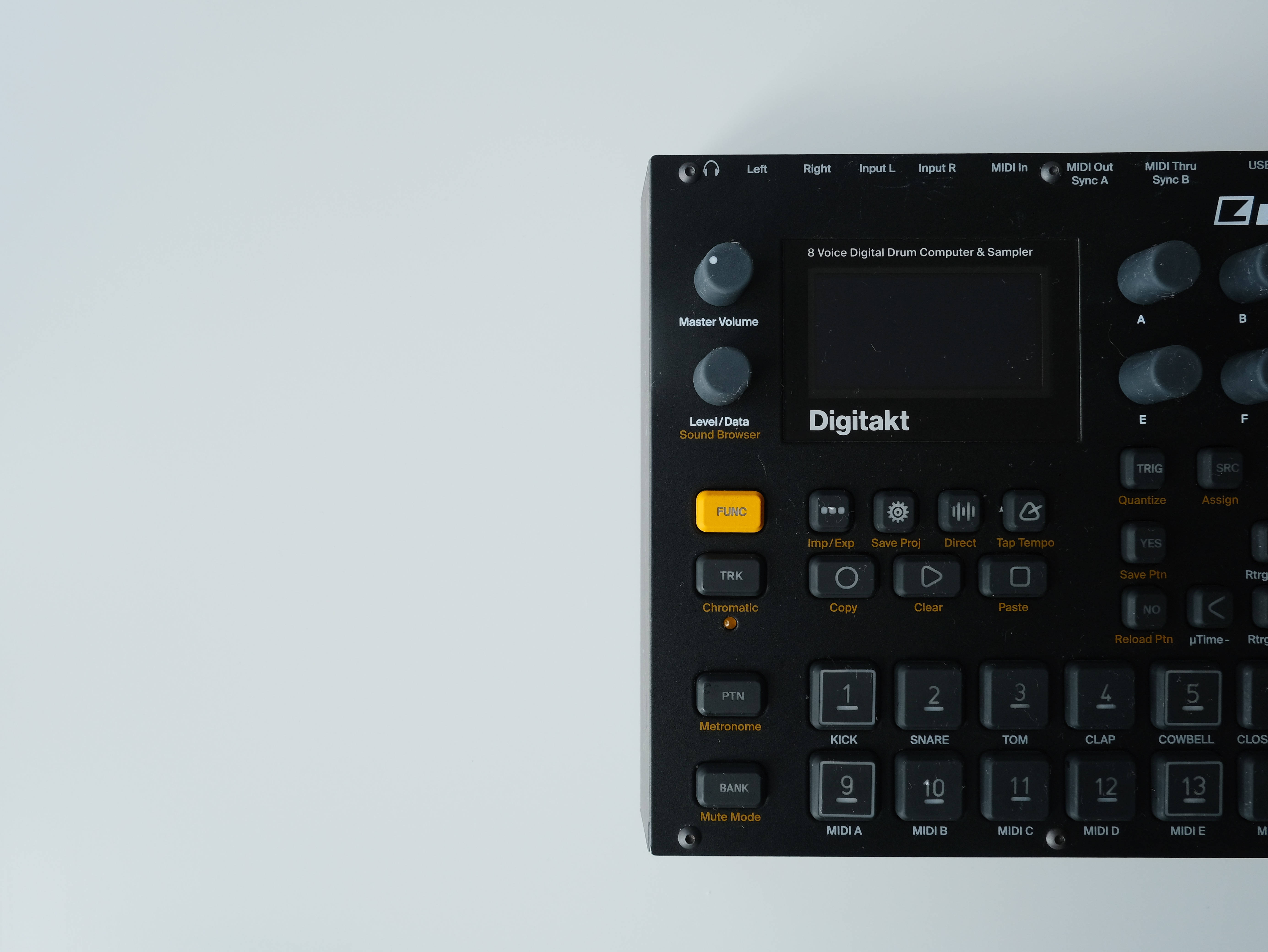 低傳真 桌布 壁紙 — 黑色Digitakt鼓機特寫，帶有橙色按鈕，背景為簡約淺灰色。