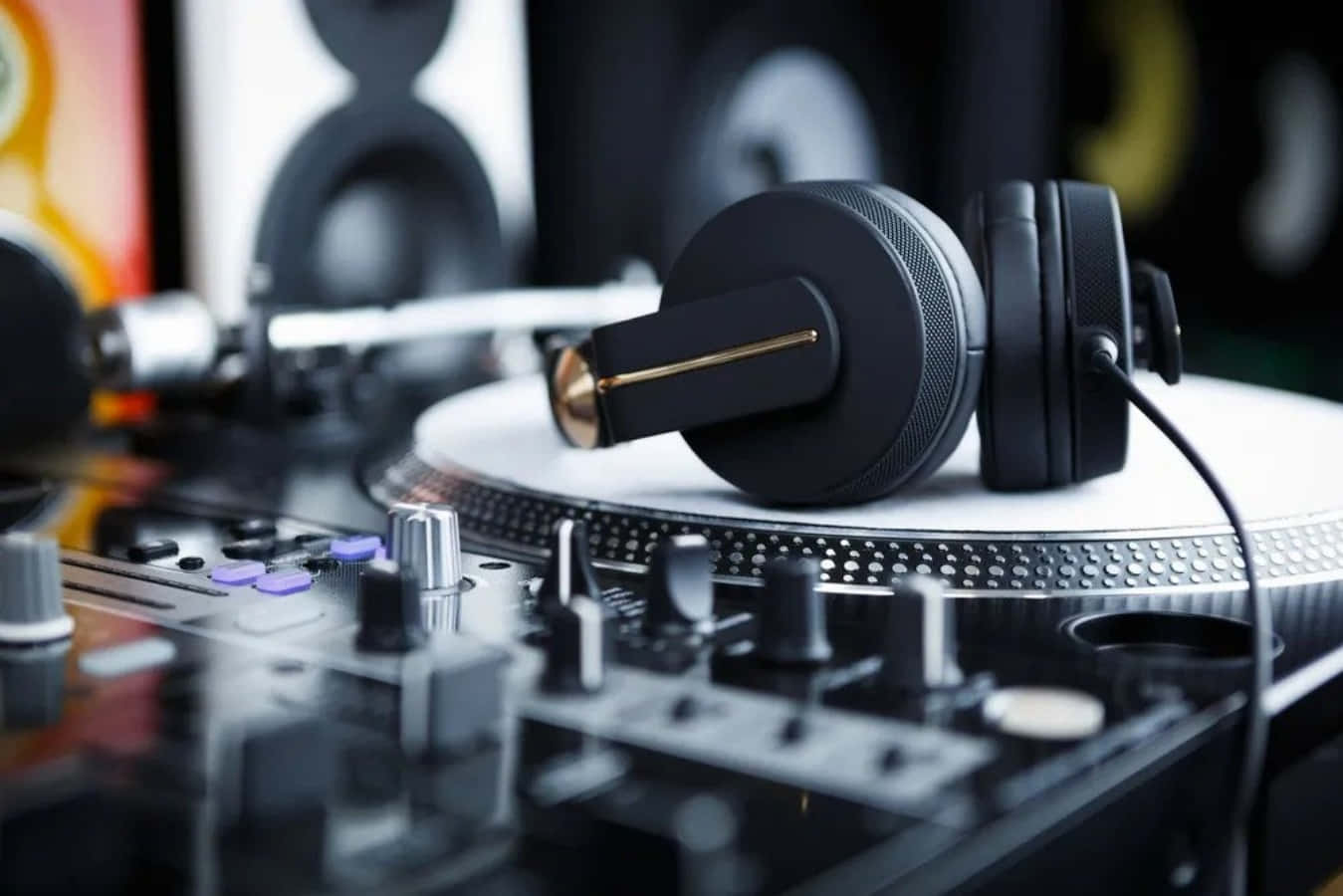 Headphones 桌布 壁紙 — 黑色DJ耳機放在唱盤上，前方有一個時尚的混音器。