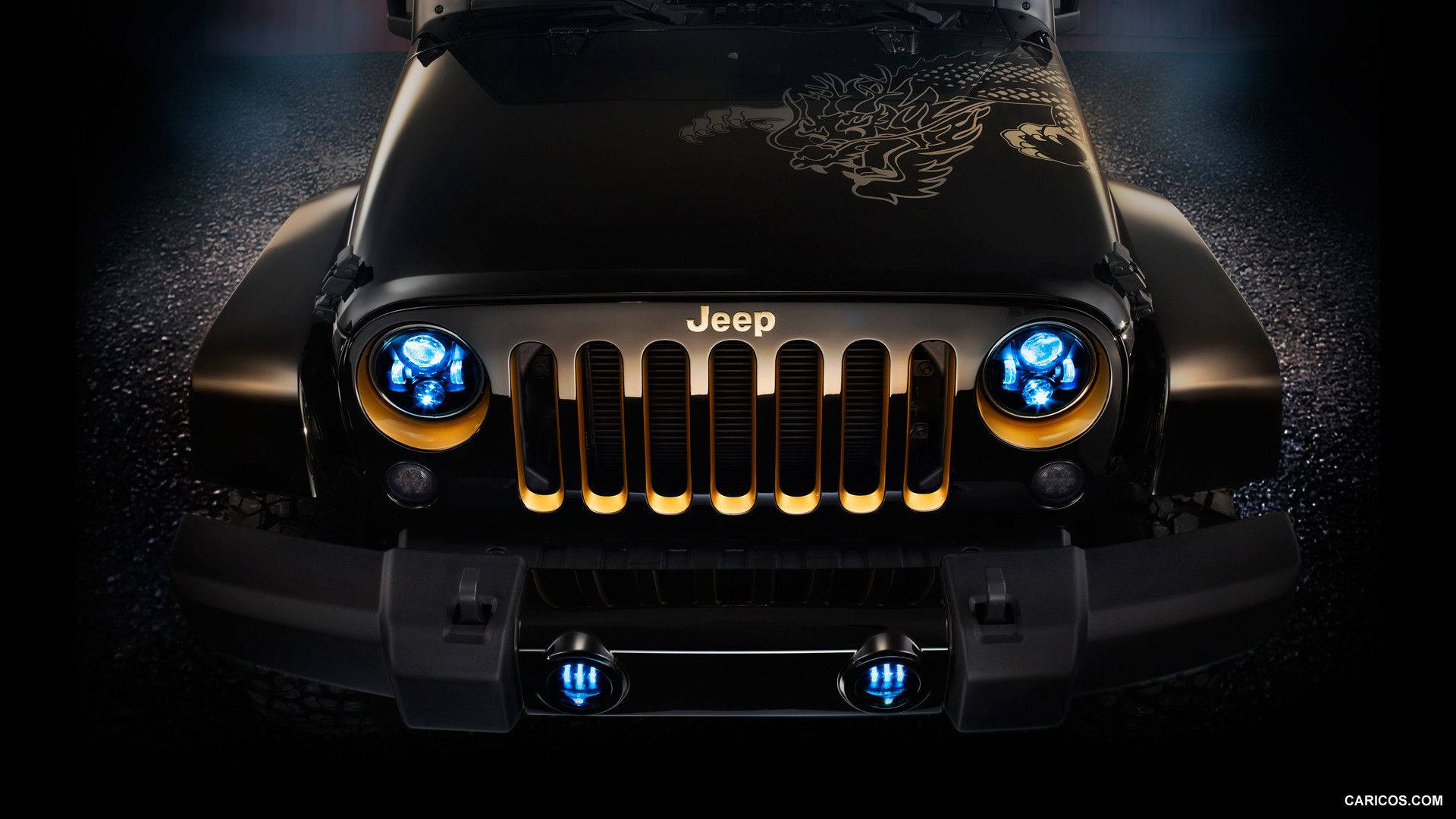 吉普 桌布 壁紙 — 黑色Jeep Wrangler，配備發光藍色頭燈和引擎蓋上的龍形貼紙，在黑暗粗糙的背景中照亮。