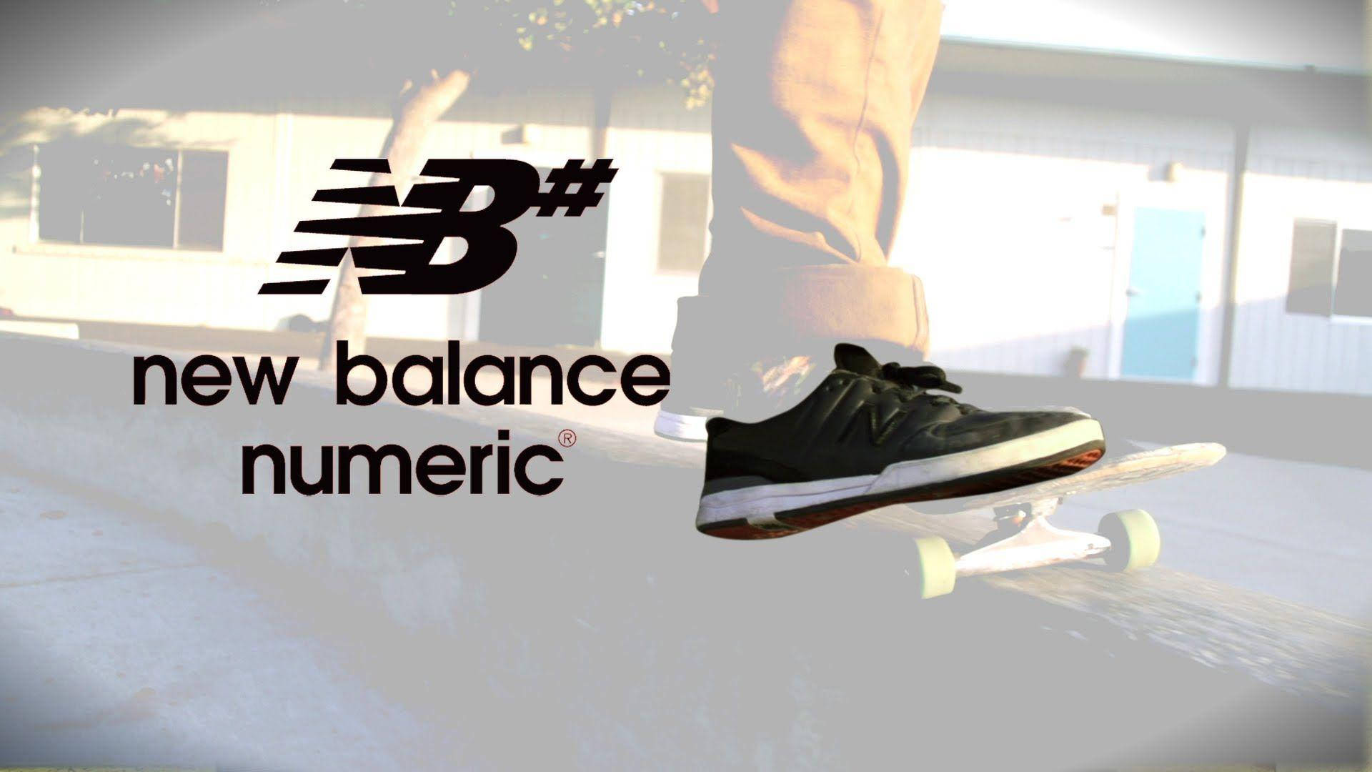 New 桌布 壁紙 — 黑色New Balance Numeric運動鞋在滑板上的特寫，背景為模糊的城市景觀。