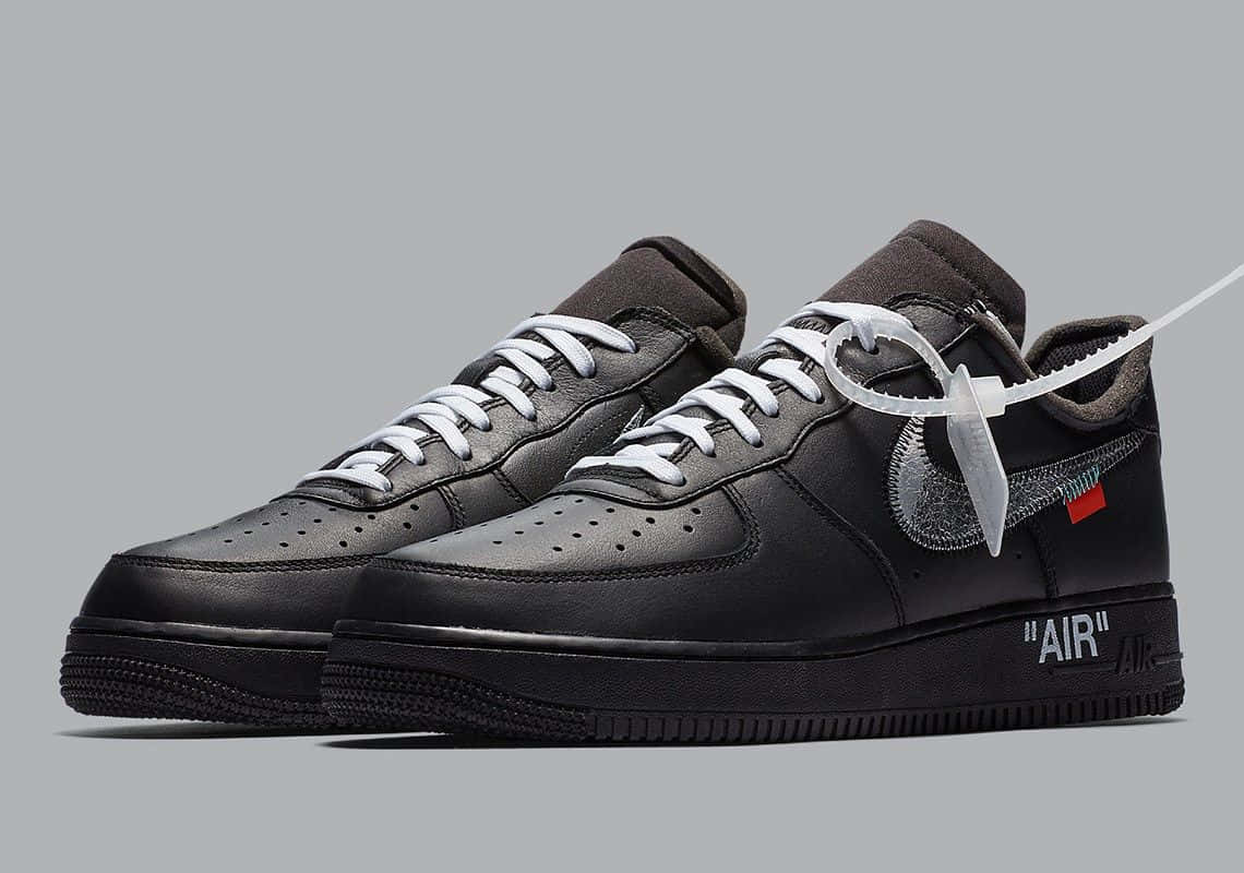 Black Air Force 桌布 壁紙 — 黑色Nike Air Force 1運動鞋，白色鞋帶，透明標籤，灰色背景。