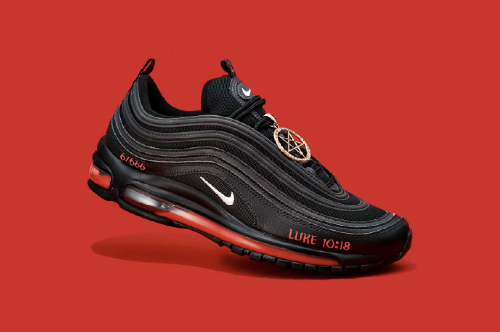 Nike 桌布 壁紙 — 黑色Nike Air Max 97運動鞋，帶有紅色點綴和神秘符號，背景為純紅色。