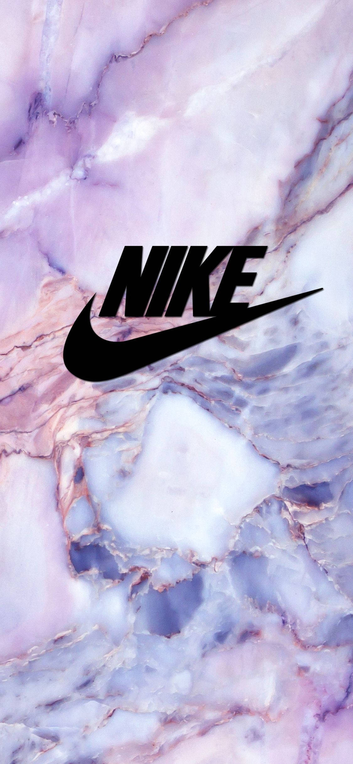 nike girl 桌布 壁紙 — 黑色Nike標誌居中於流動的粉紅、紫和白大理石背景上。