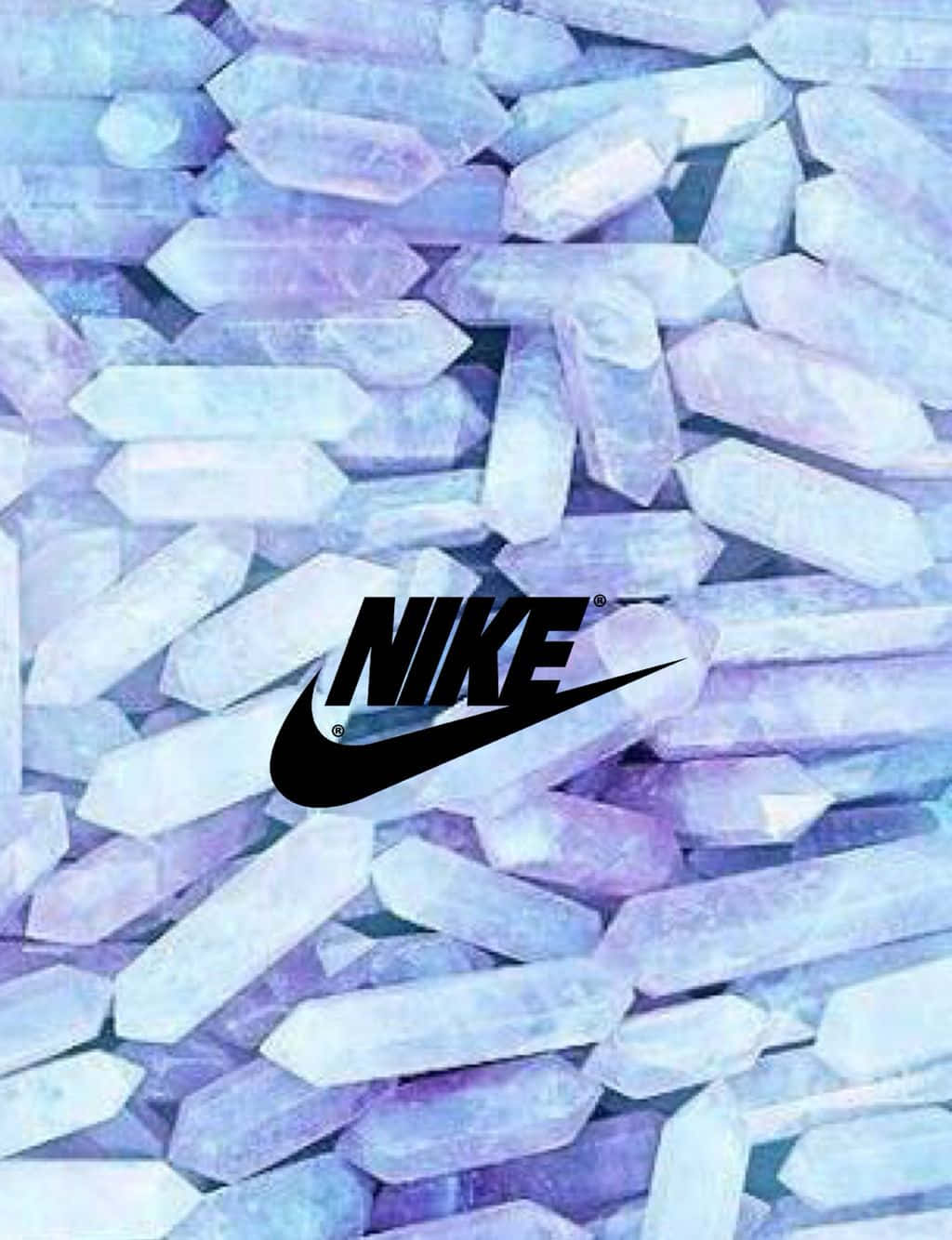 crystals 桌布 壁紙 — 黑色Nike標誌居中於發光的紫色和藍色水晶形成層上。