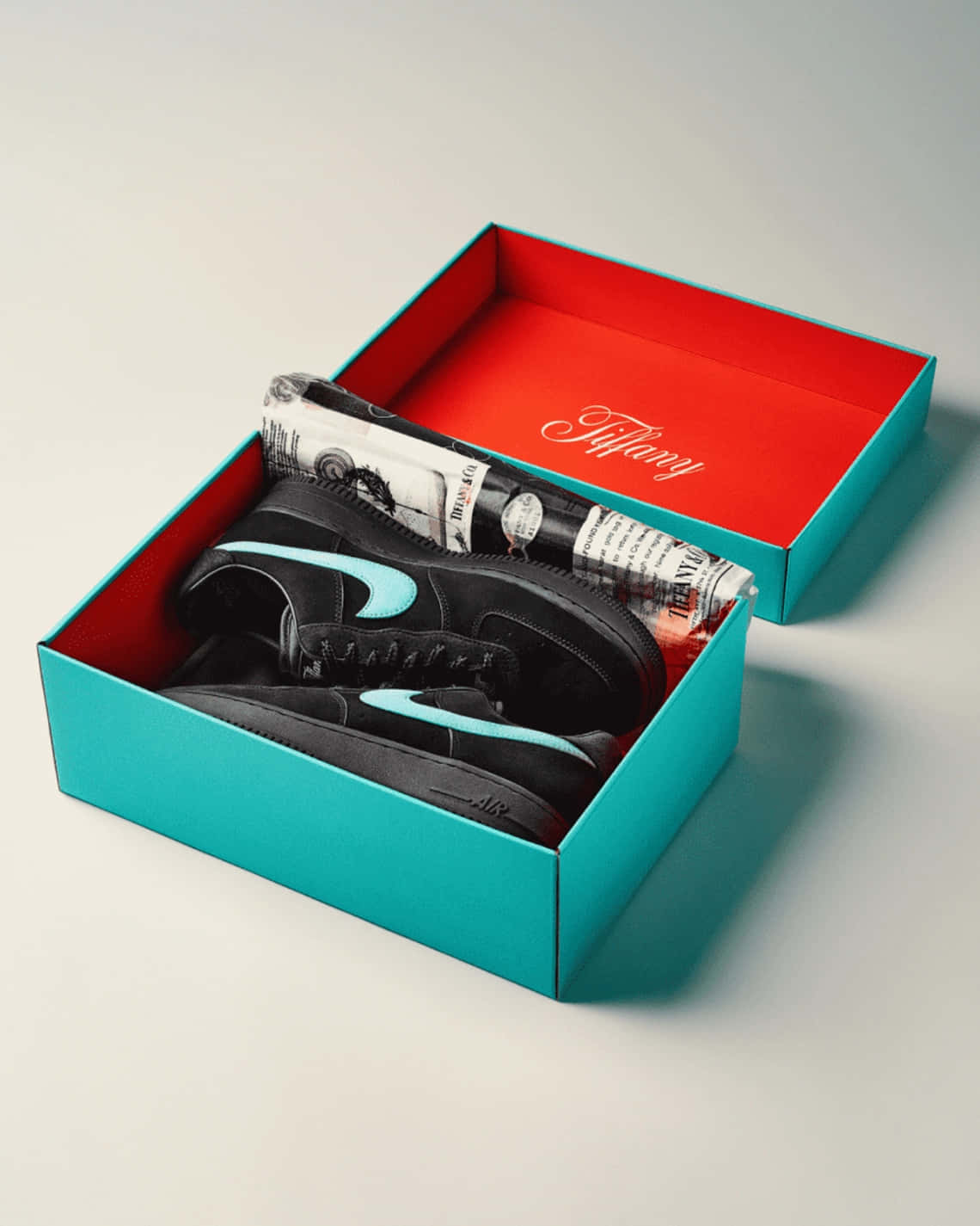Nike 桌布 壁紙 — 黑色Nike運動鞋搭配青綠色勾勾，放置在Tiffany藍色盒子中，內襯紅色天鵝絨和品牌紙張。