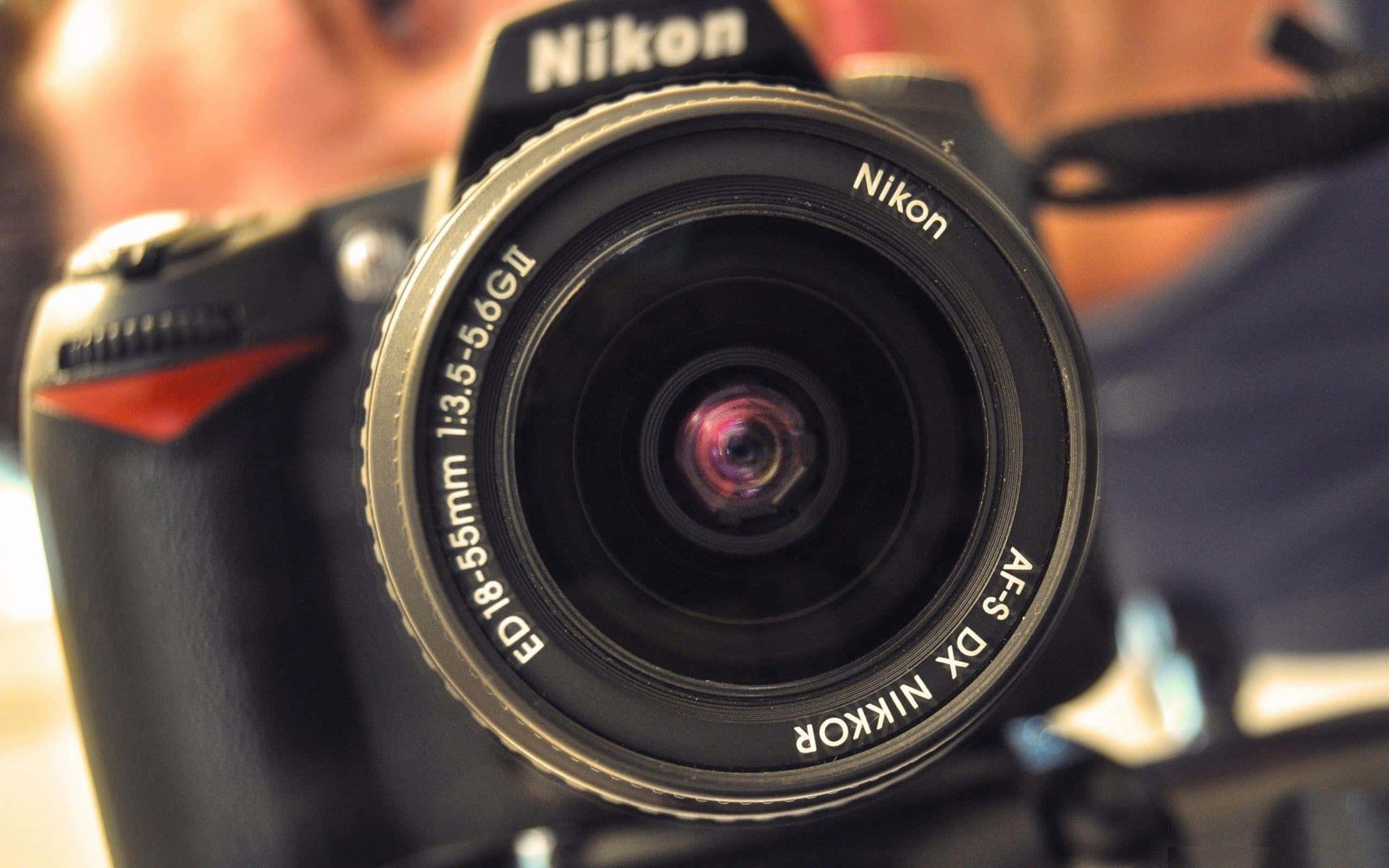 攝影 桌布 壁紙 — 黑色Nikon DSLR相機特寫，配備18-55mm鏡頭，顯示詳細文字和反光玻璃。