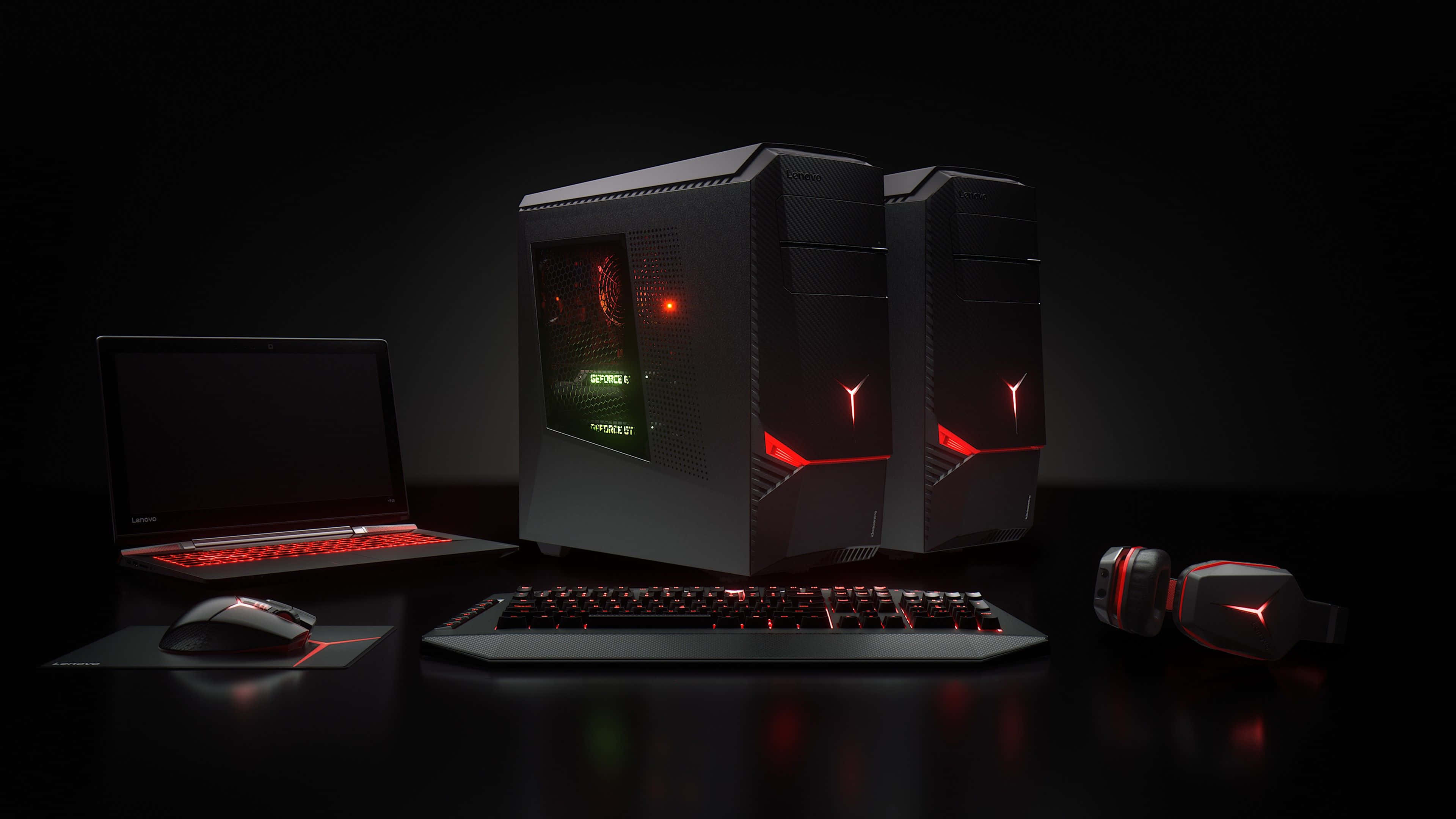 Cool Gaming 桌布 壁紙 — 黑色PC機殼發出紅光的遊戲設置，鍵盤、滑鼠和耳機放在深色反光表面上。