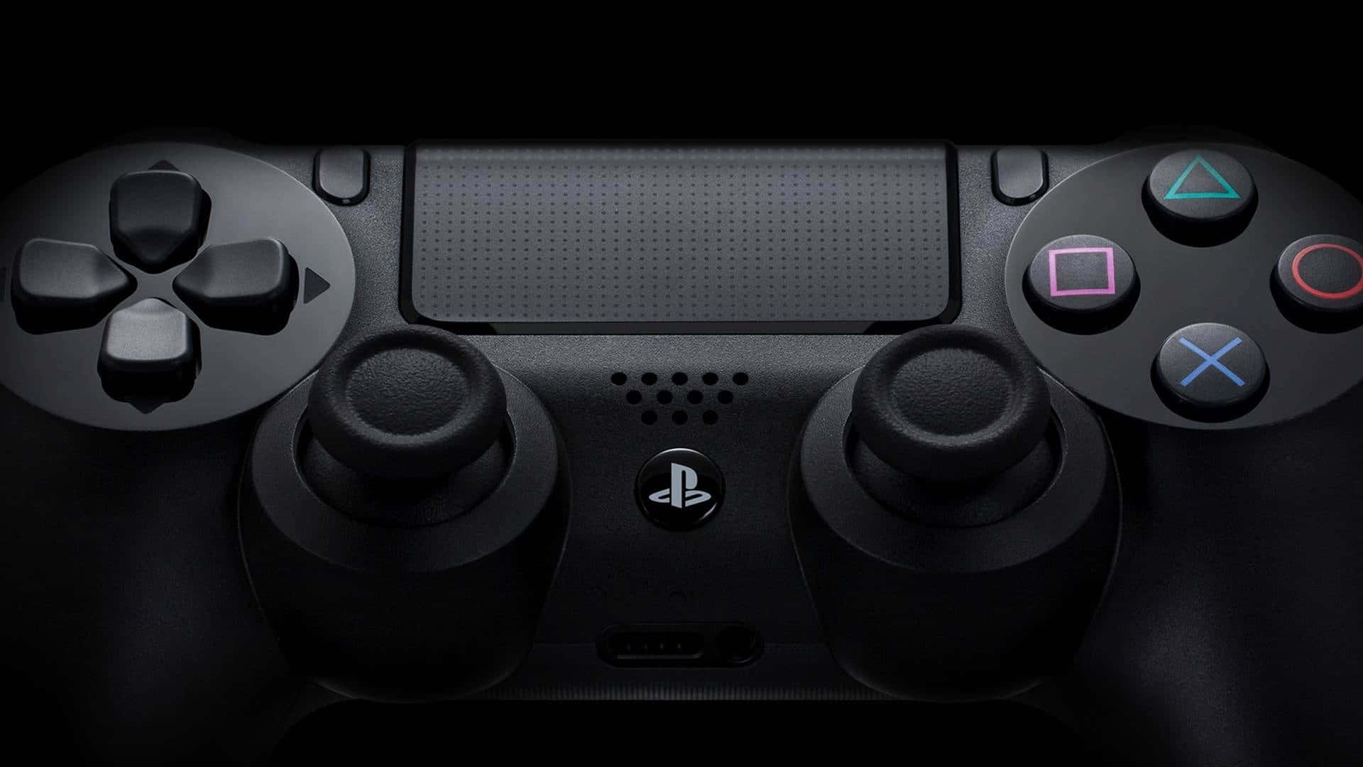 Remote 桌布 壁紙 — 黑色PlayStation控制器特寫，帶有發光彩色按鈕，背景為深色。