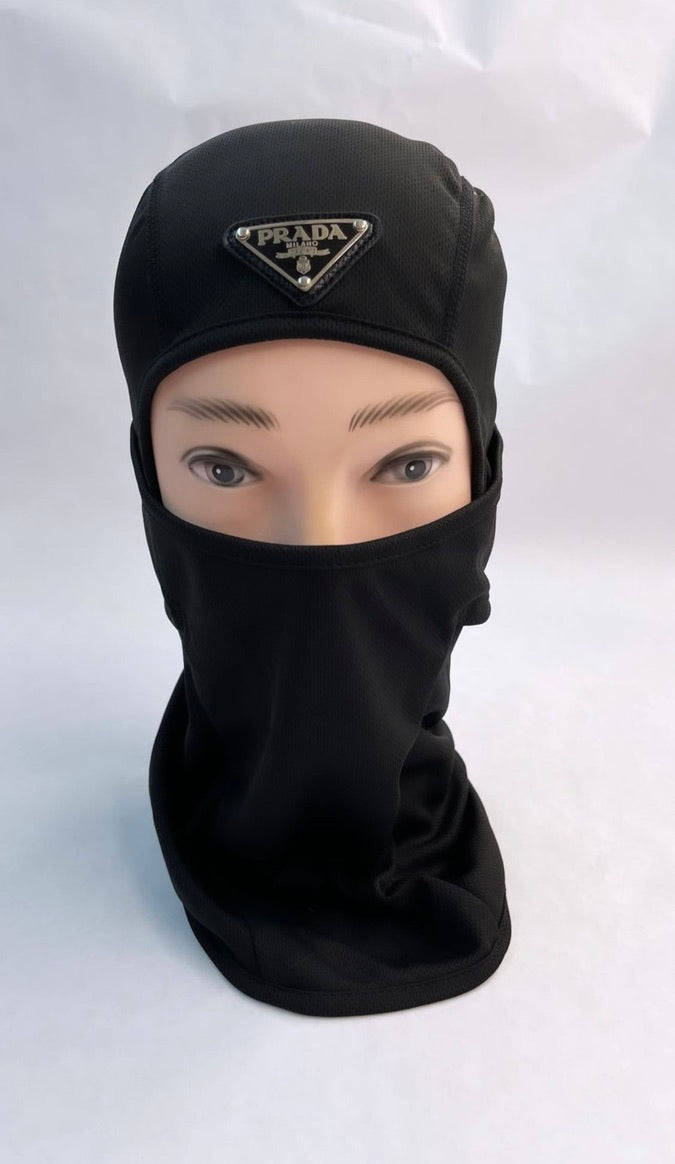 Black Ski Mask 桌布 壁紙 — 黑色Prada巴拉克拉法帽展示在白色背景的模特兒頭上。