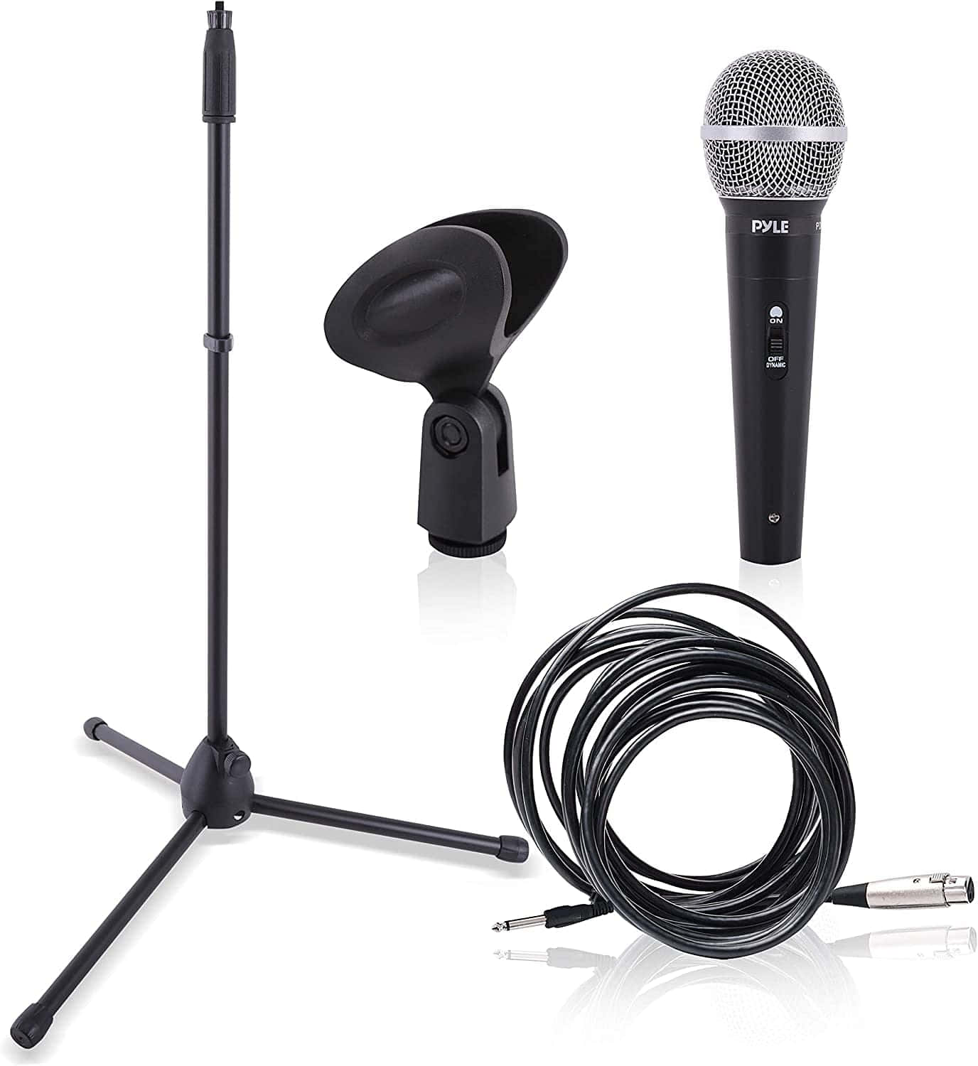 Microphone 桌布 壁紙 — 黑色PYLE手持麥克風，配有支架夾和螺旋線，展示在反光的白色表面上。