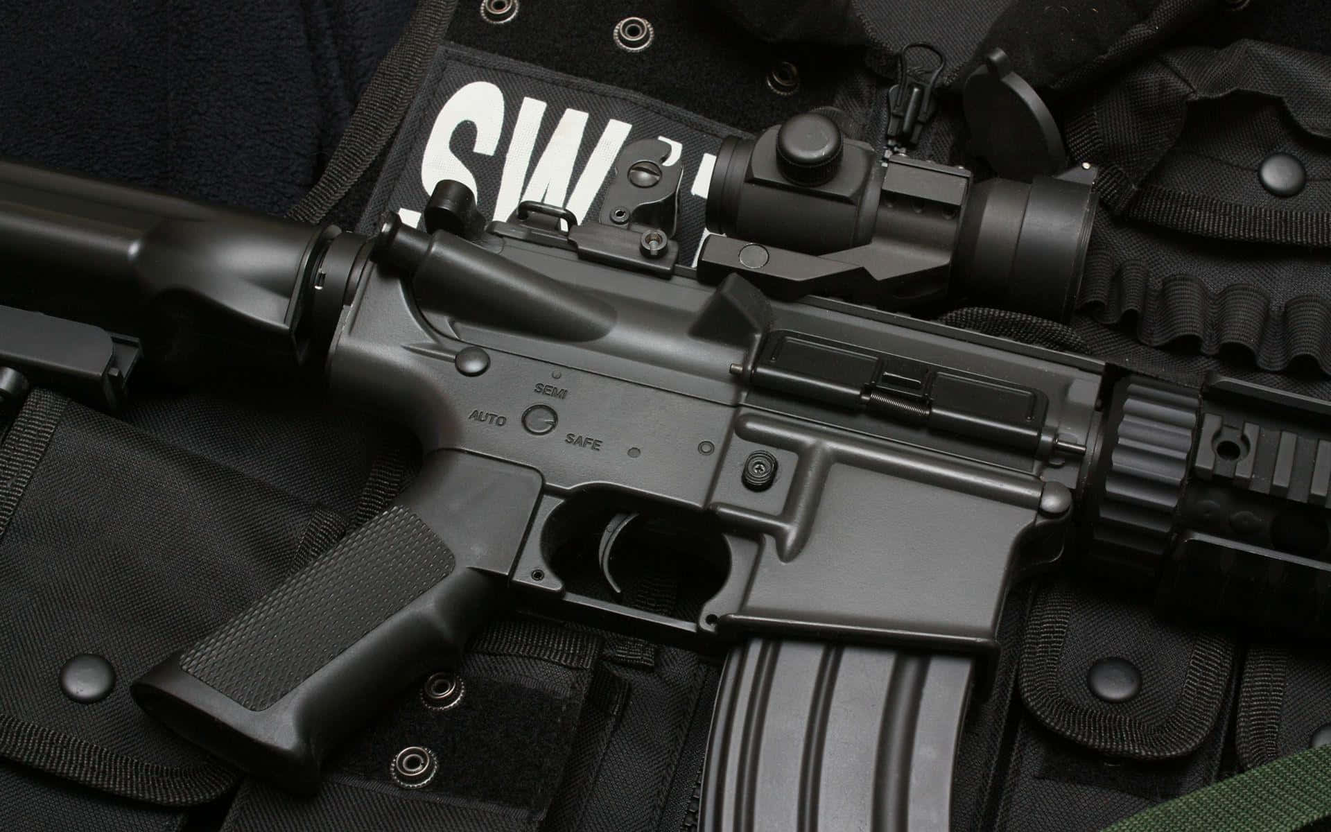 Swat 桌布 壁紙 — 黑色SIG SAUER步槍連瞄準鏡的特寫，放在戰術裝備和背心上。
