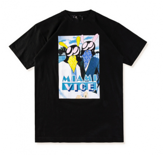 Vlone 桌布 壁紙 — 黑色T恤，印有充滿活力的邁阿密風雲圖案，卡通人物戴著太陽眼鏡和藍色西裝。